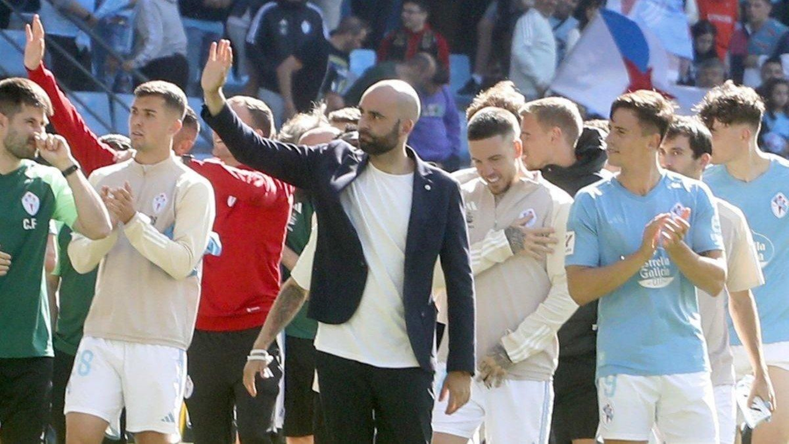 Claudio Giráldez saluda a los aficionados junto a sus jugadores tras el partido en Balaídos.