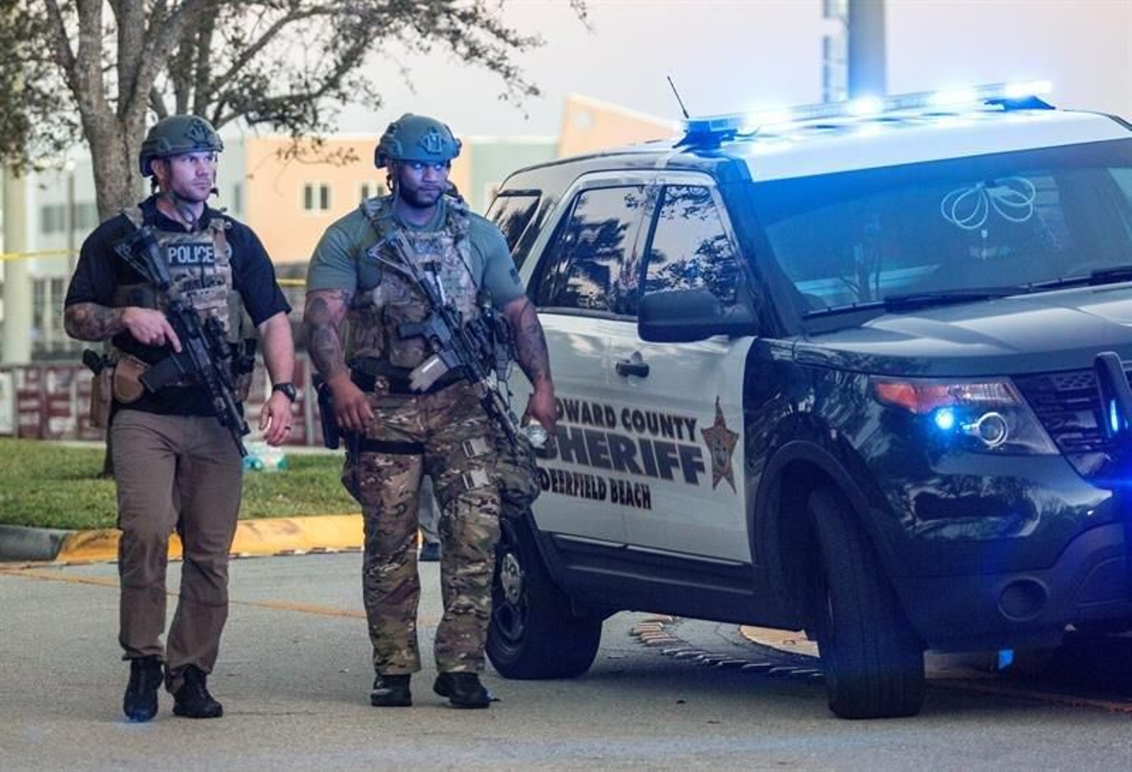 Dos miembros del equipo SWAT montan guardia frente a la entrada lateral tras el tiroteo