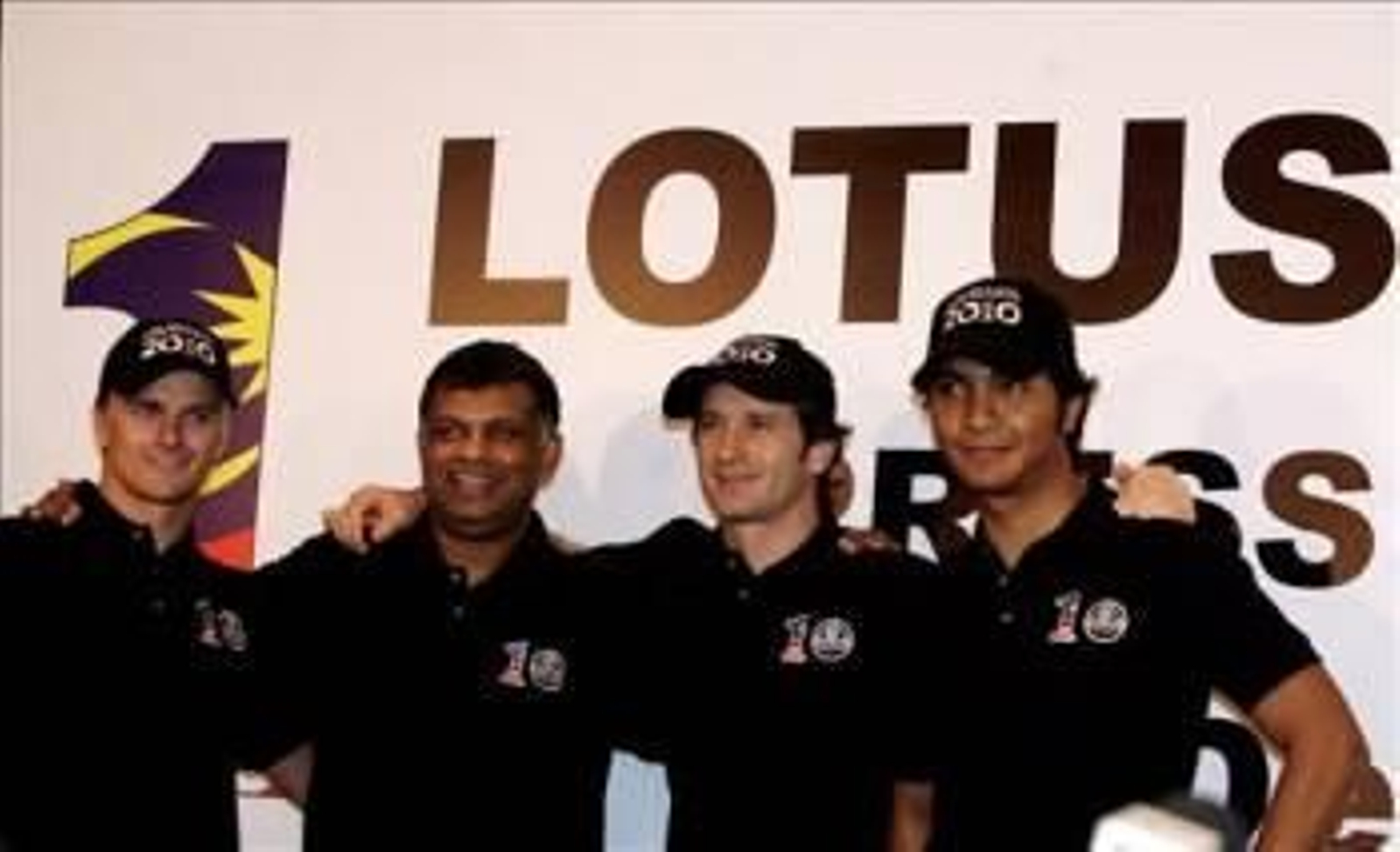 Heikki Kovalainen, Tony Fernandes, Fairuz Fauzy, de Malasia, y Jarno Trulli. (Foto: Shamshahrin Shamsdudin)