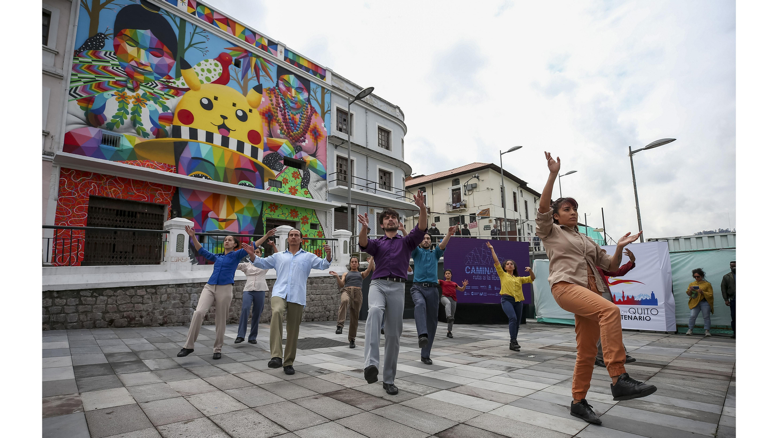 Personas participan en la inauguración de un mural pintado por el artista español Okuda San Miguel en Quito (Ecuador). EFE/José Jácome