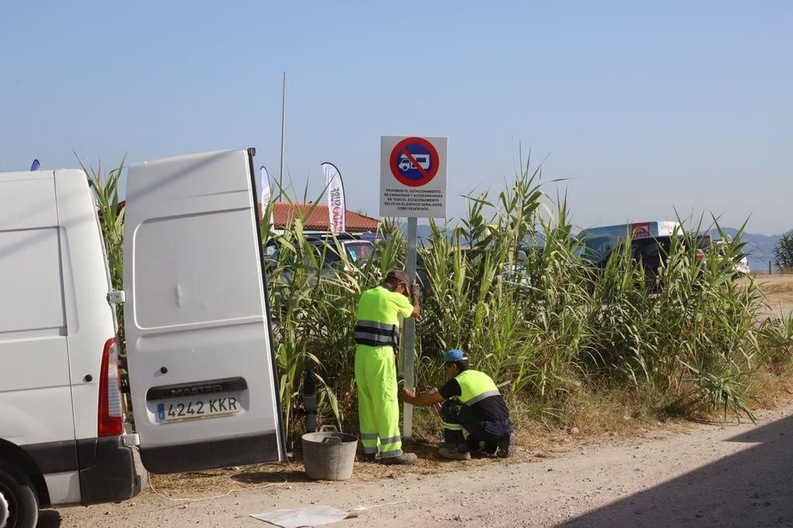 Los trabajadores municipales colocando ayer una de las señales.