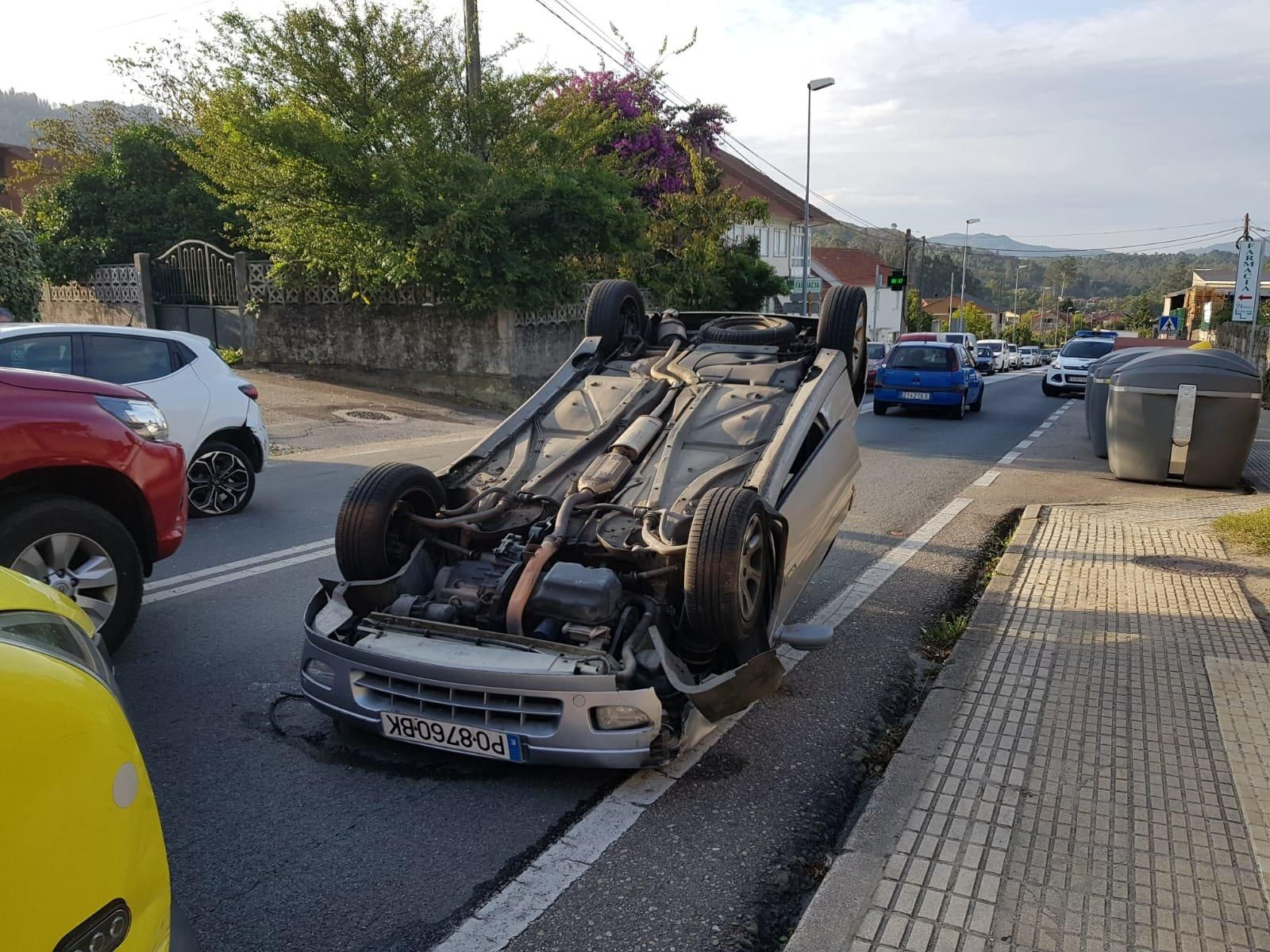 El coche volcado tras colisionar con otro