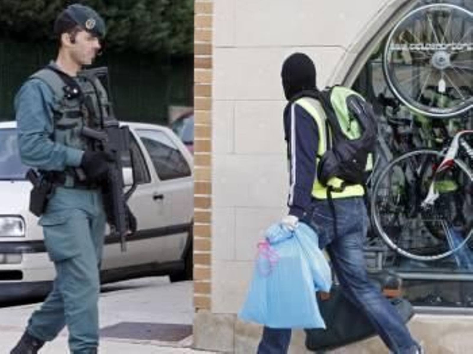 Miembros de la Guardia Civil durante el registro.
