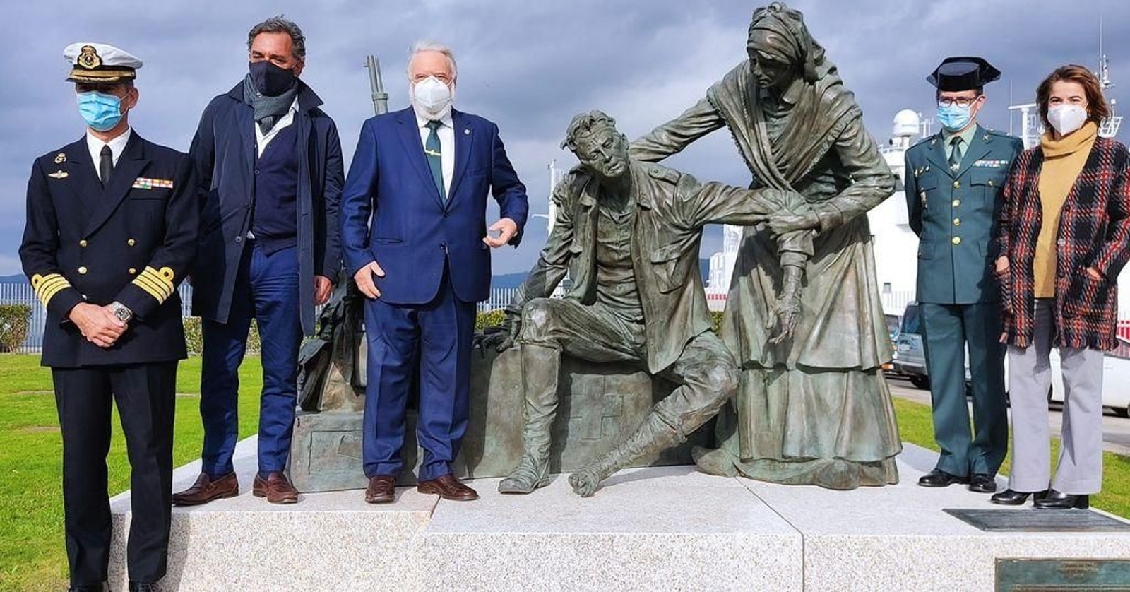 El escultor José Molares, al lado de López Veiga, sobre el grupo "Siempre Benéfica", ayer.