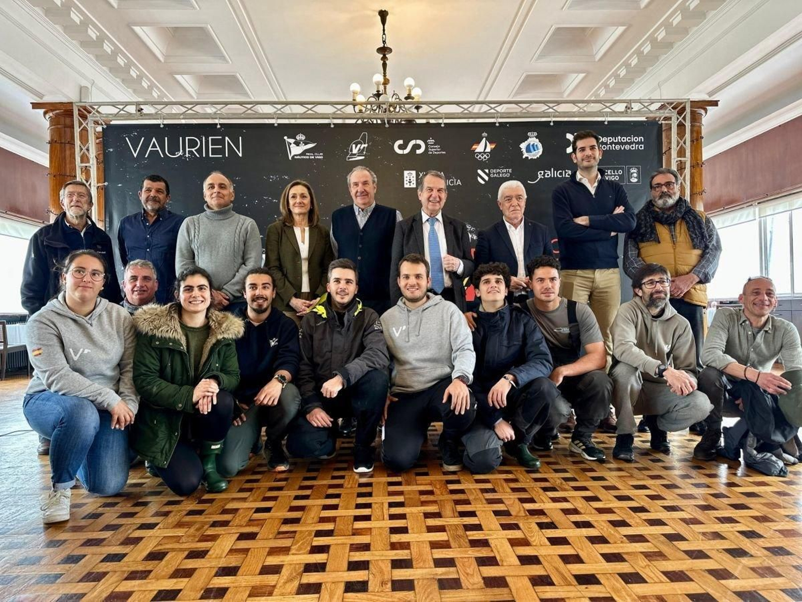 El alcalde de Vigo, Abel Caballero (corbata azul), encabezó la presentación del evento en el Náutico.