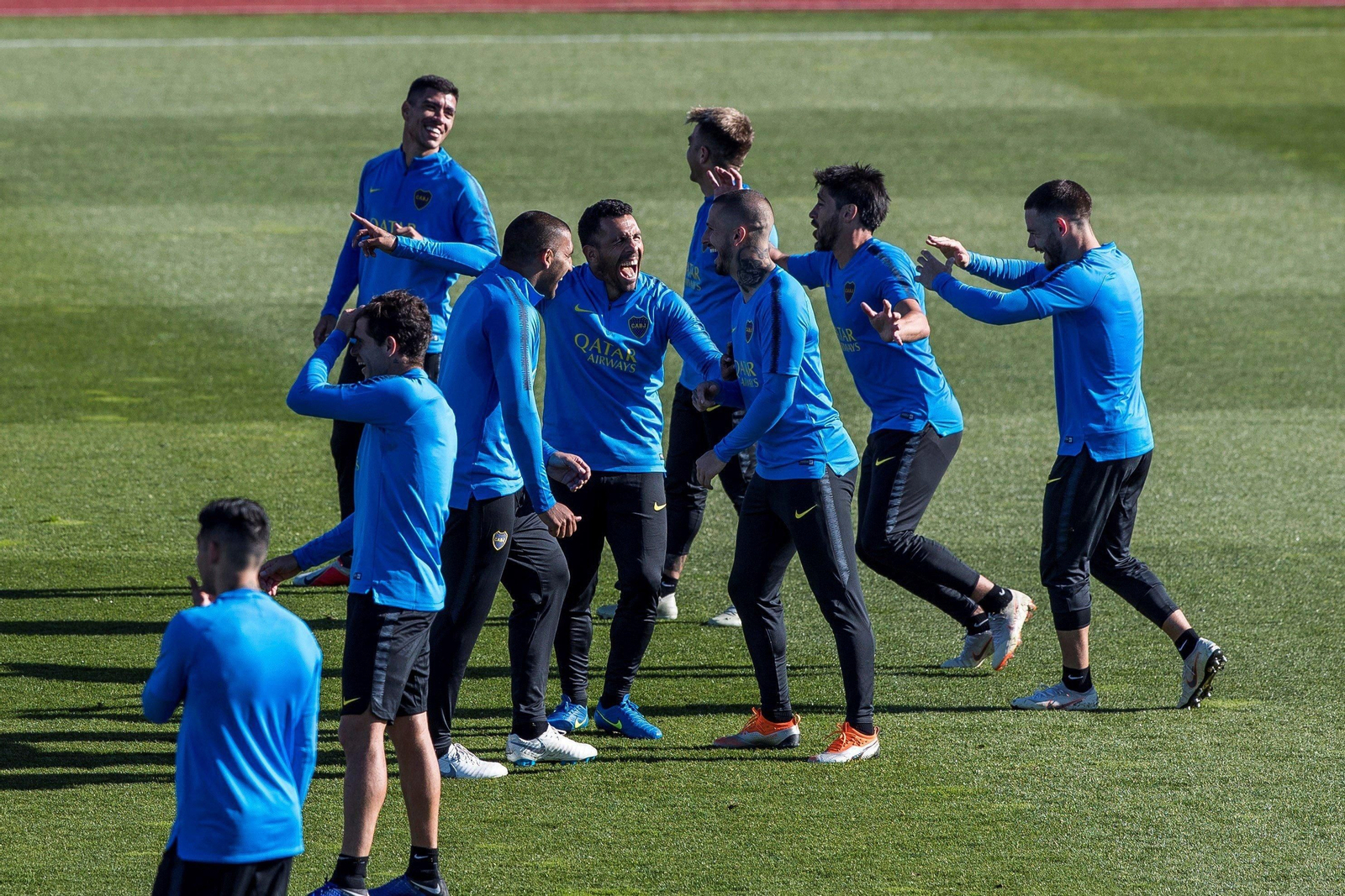 Jugadores de Boca Juniors, ayer, durante el entrenamiento en Las Rozas.