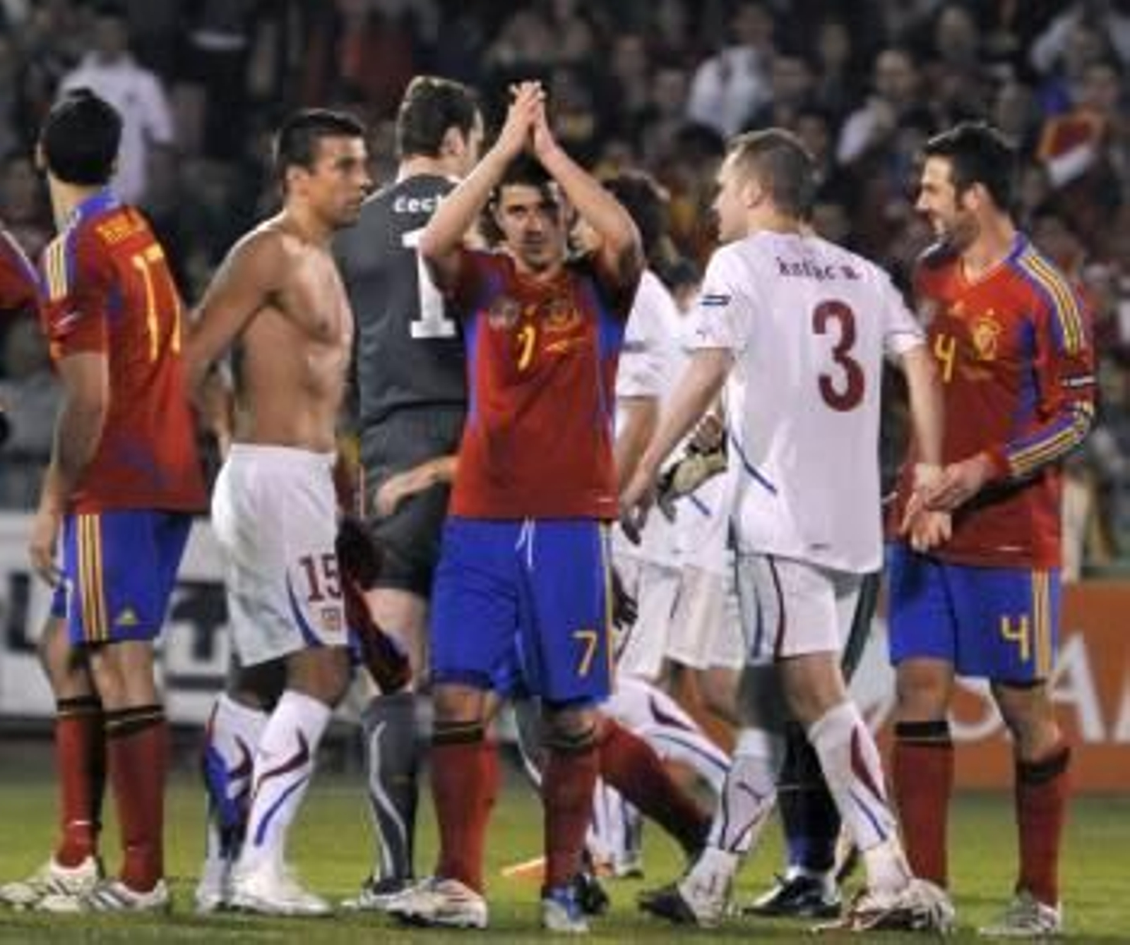 Villa aplaude a los aficionados a la finalización del partido.? (Foto: m.a. molina)