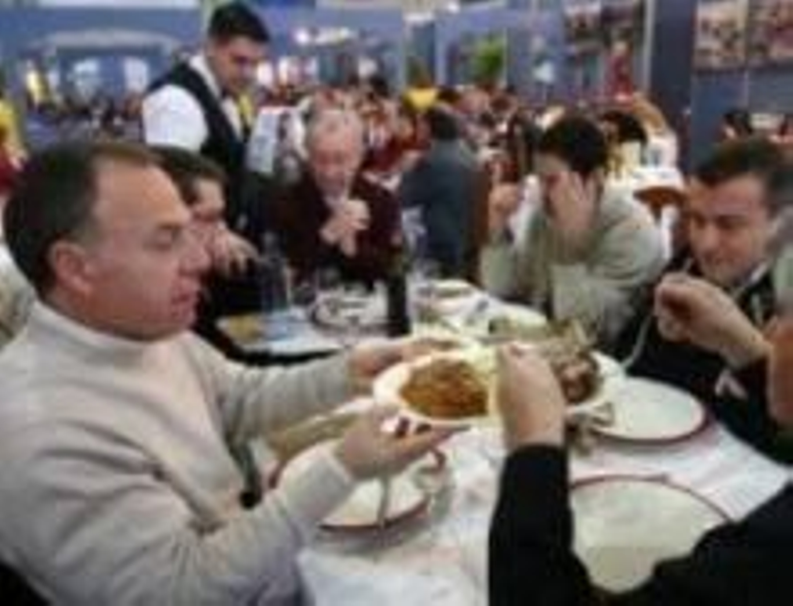 Un grupo de comensales en Xantar.