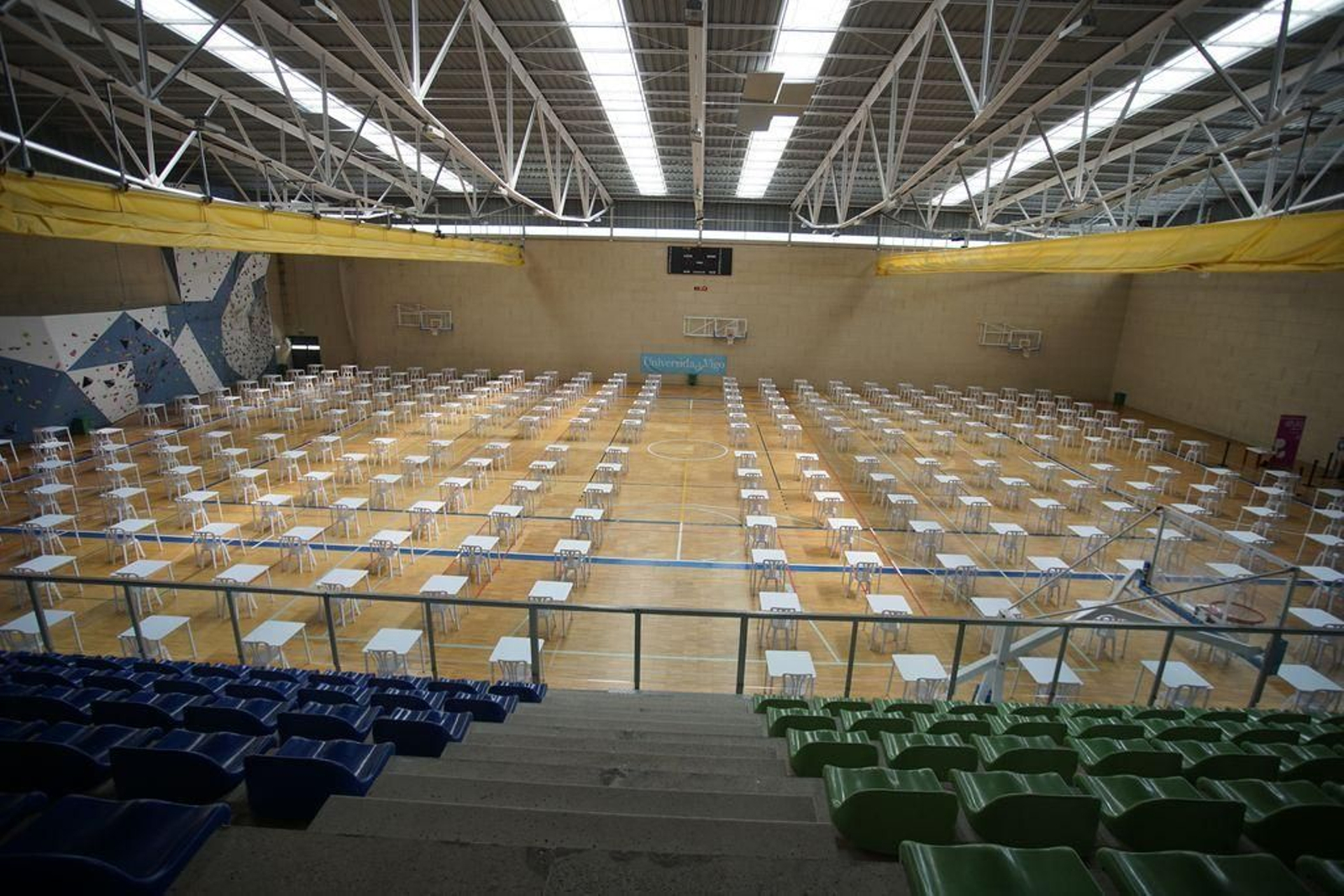 El pabellón universitario del Campus As Lagoas-Marcosende, ya dispuesto para las pruebas, acogerá a  un total de 294 alumnos a partir del 7 de julio.