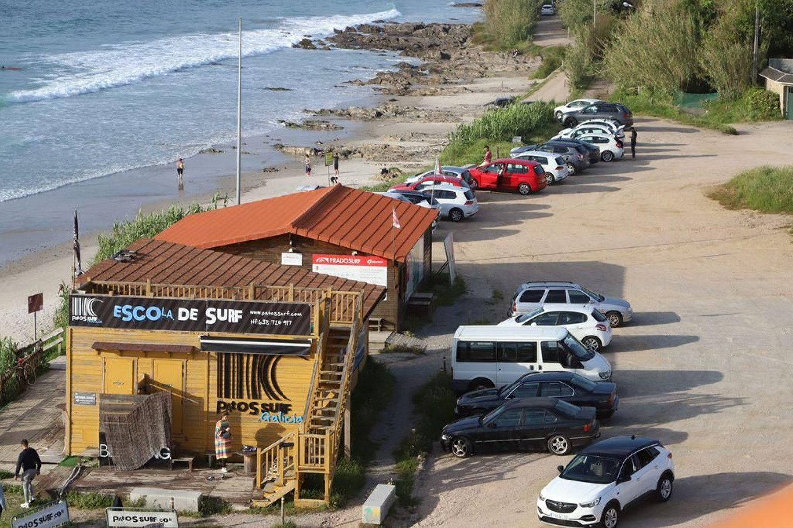 Vehículos estacionados en una de las explanadas de la zona de playa.