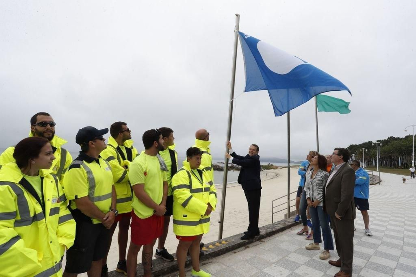 El alcalde Abel Caballero izó una de las doce banderas azules otorgadas a Vigo, ayer en Argazada.