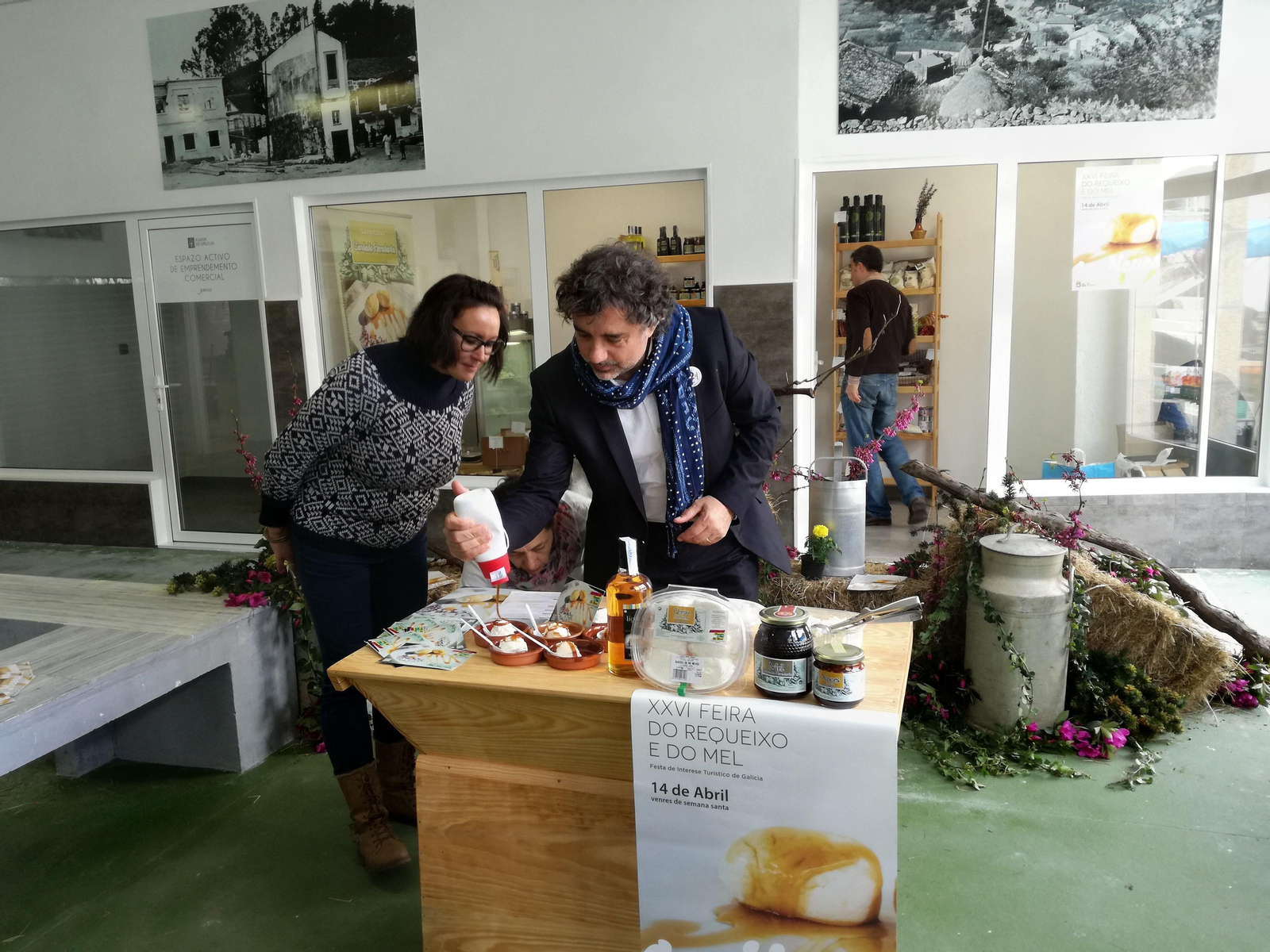 El alcalde de As Neves con la coordinadora de las actividades de la XXVI Feira do Requeido e do Mel.