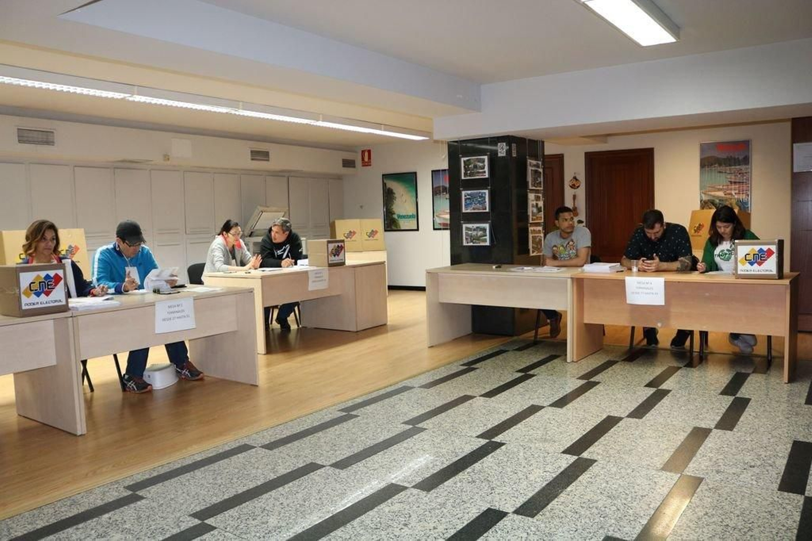Las protestas en el exterior del consulado, cuyo interior estuvo la mayor parte del tiempo vacío.