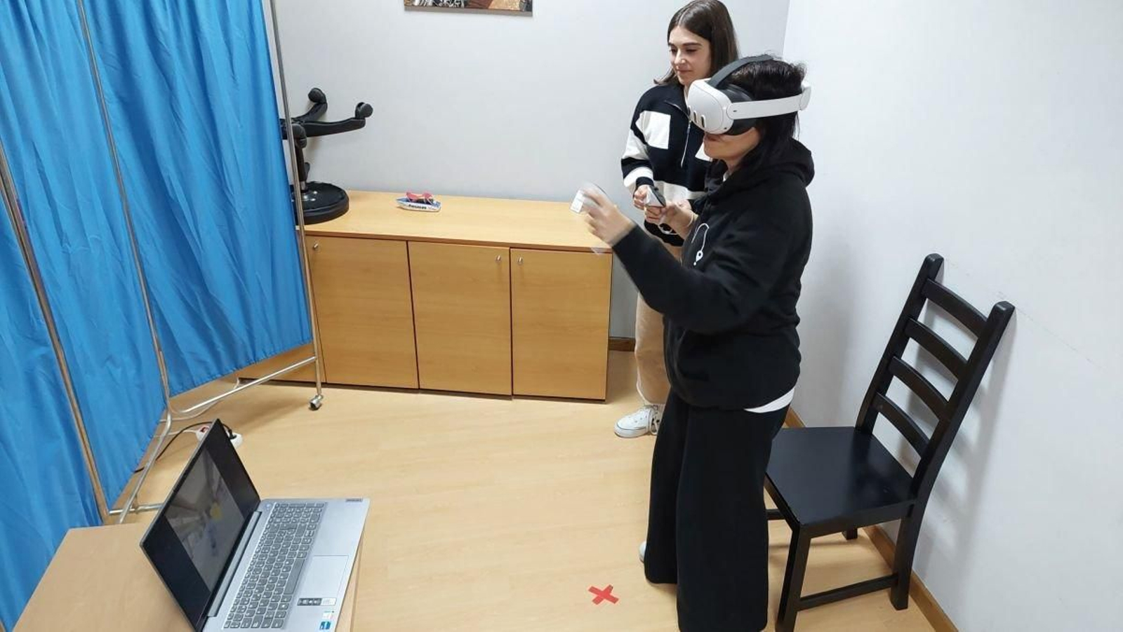Una actividad del estudio, utilizando gafas de realidad virtual.