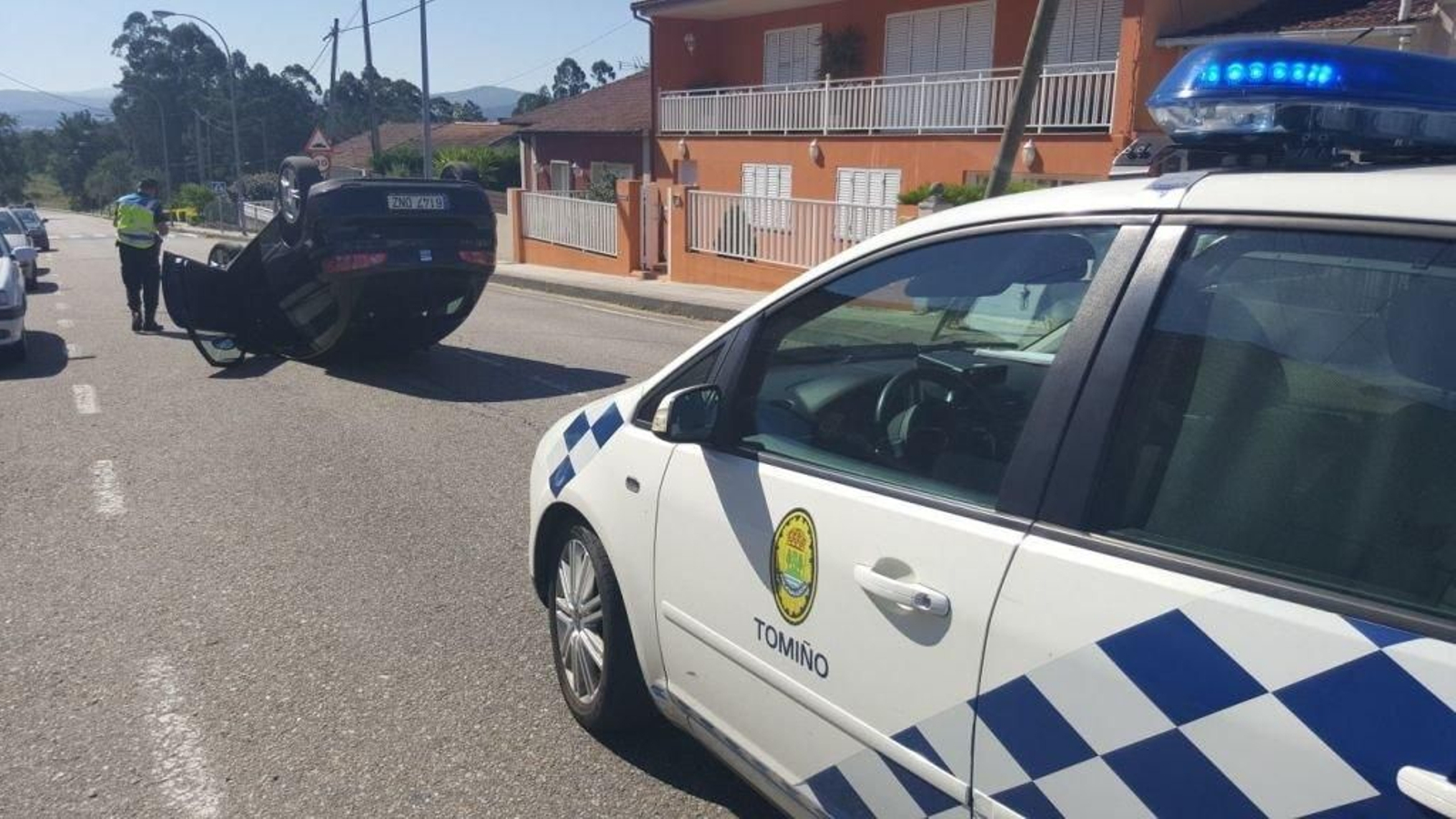 El coche volcó en mitad de la vía después de impactar contra el poste de la luz.