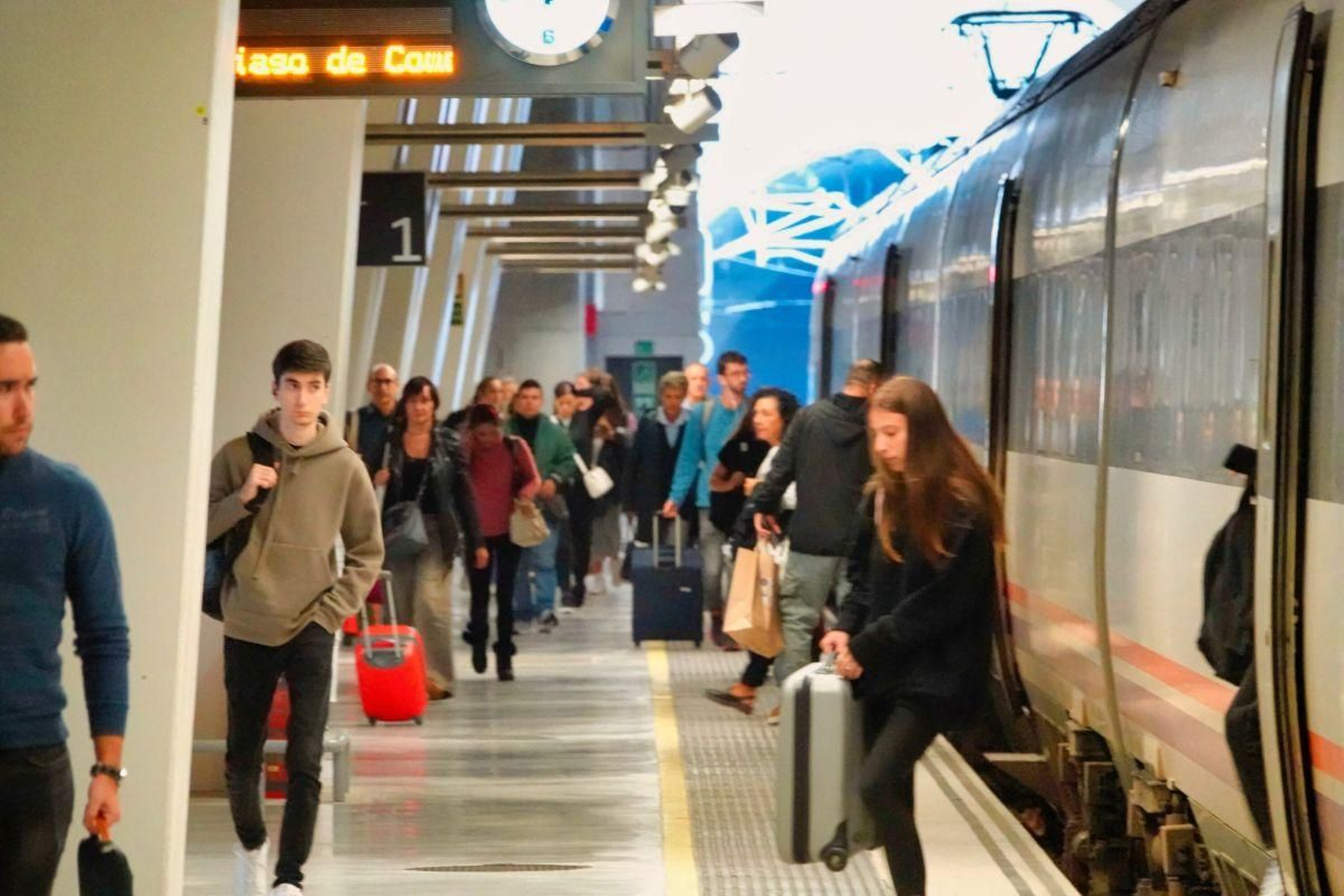 Pasajeros se bajan de un tren en la estación de Vigo-Urzaiz.