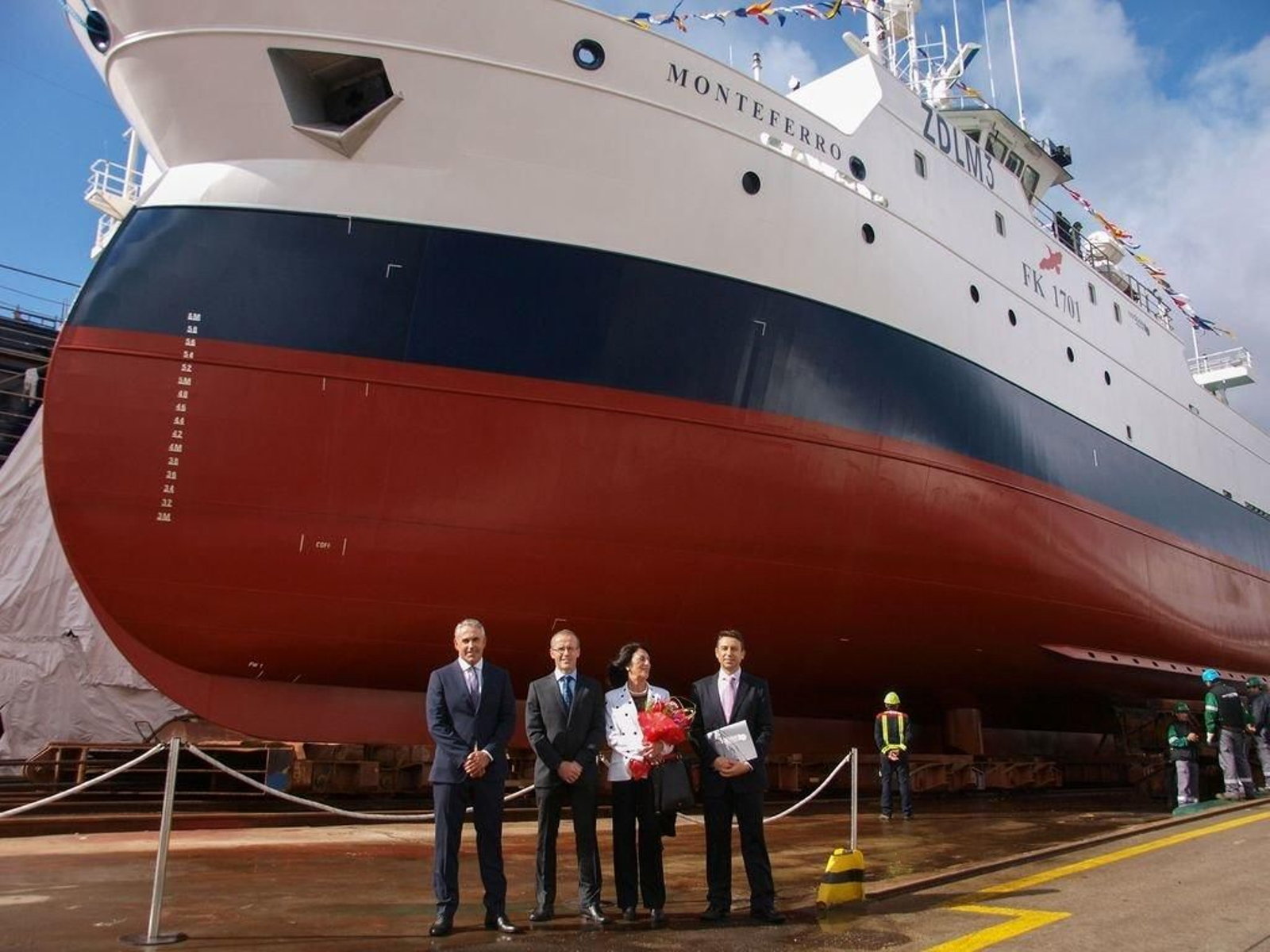Representante de Nodosa, madrina y armadores de la familia Fontan Dominguez ante el "Monteferro".