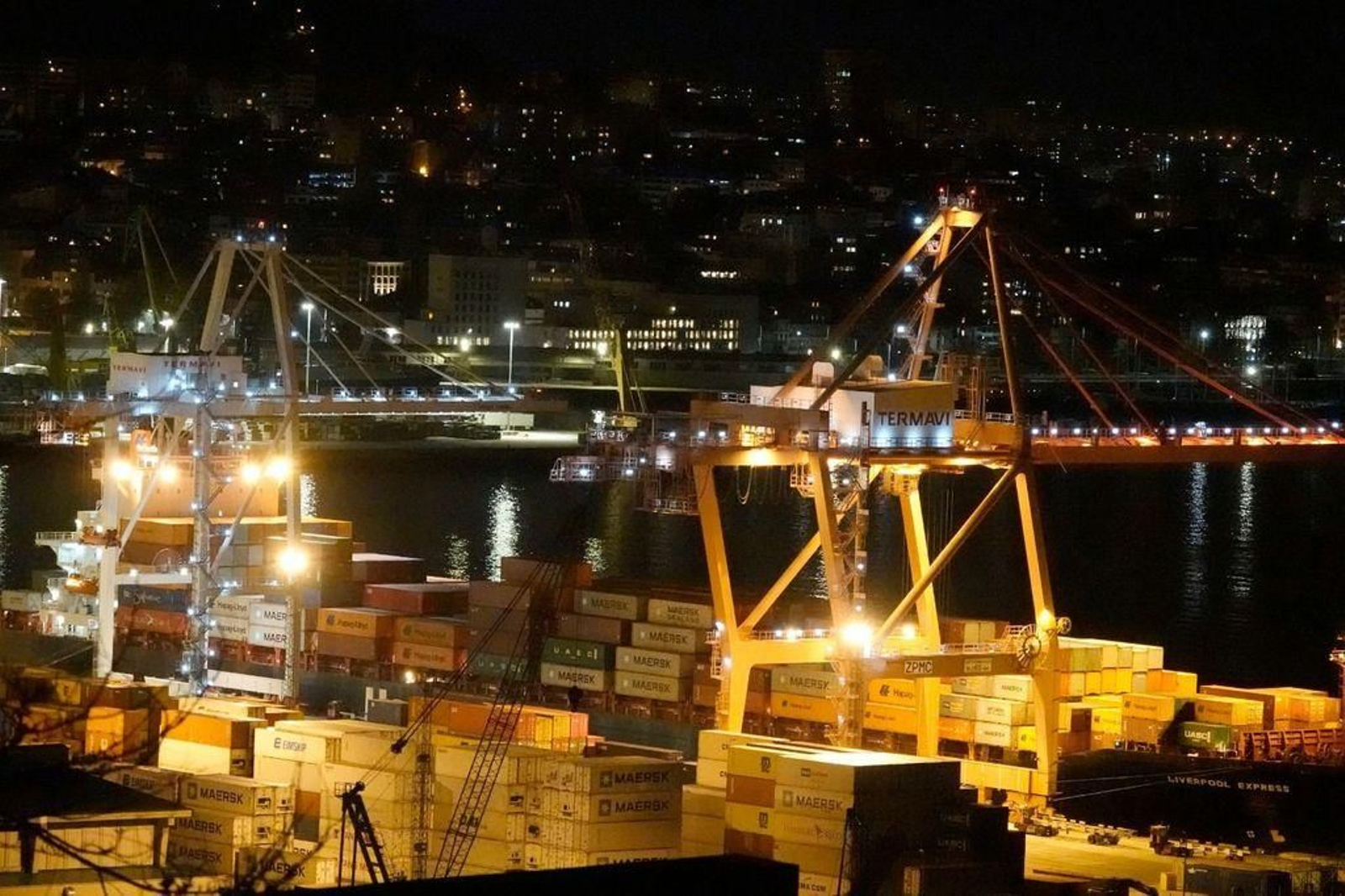 El puerto, trabajando este pasado jueves por la noche a pleno rendimiento para la descarga de contenedores.