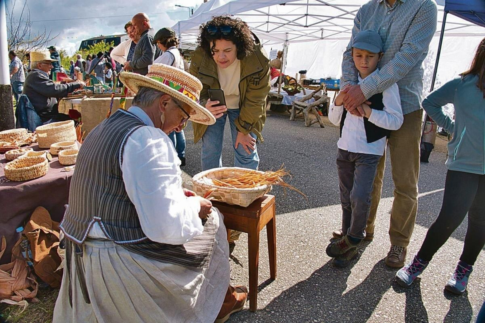Esther Rodríguez elaborando una de sus piezas en una feria.