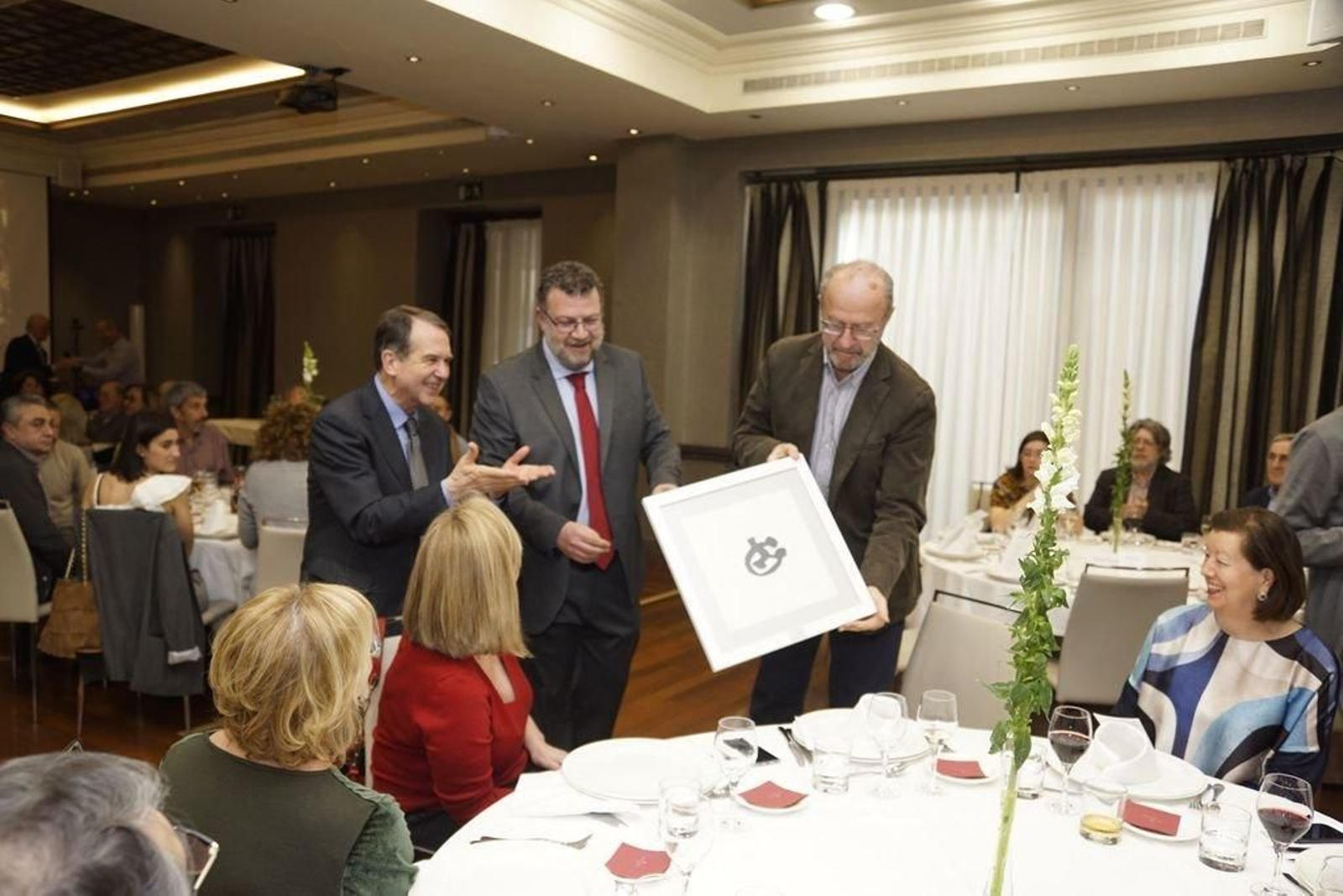 El presidente de la Fundación Coral Casablanca (centro) muestra el premio entregado por el alcalde de Vigo.