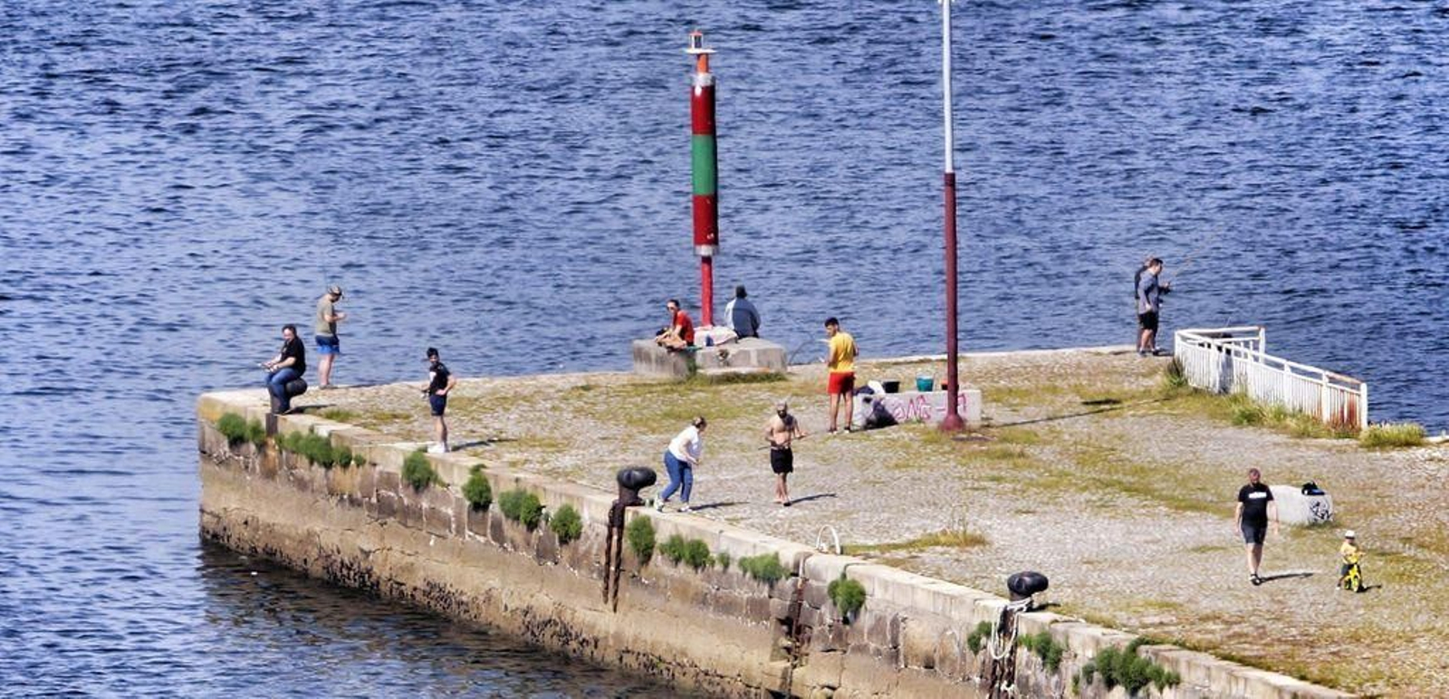 Las cañas de pescar regresan  al litoral vigués