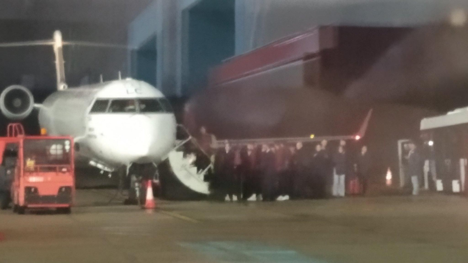 La expedición del Sevilla subiéndose al avión en Peinador, // X (@XavidecastrO)