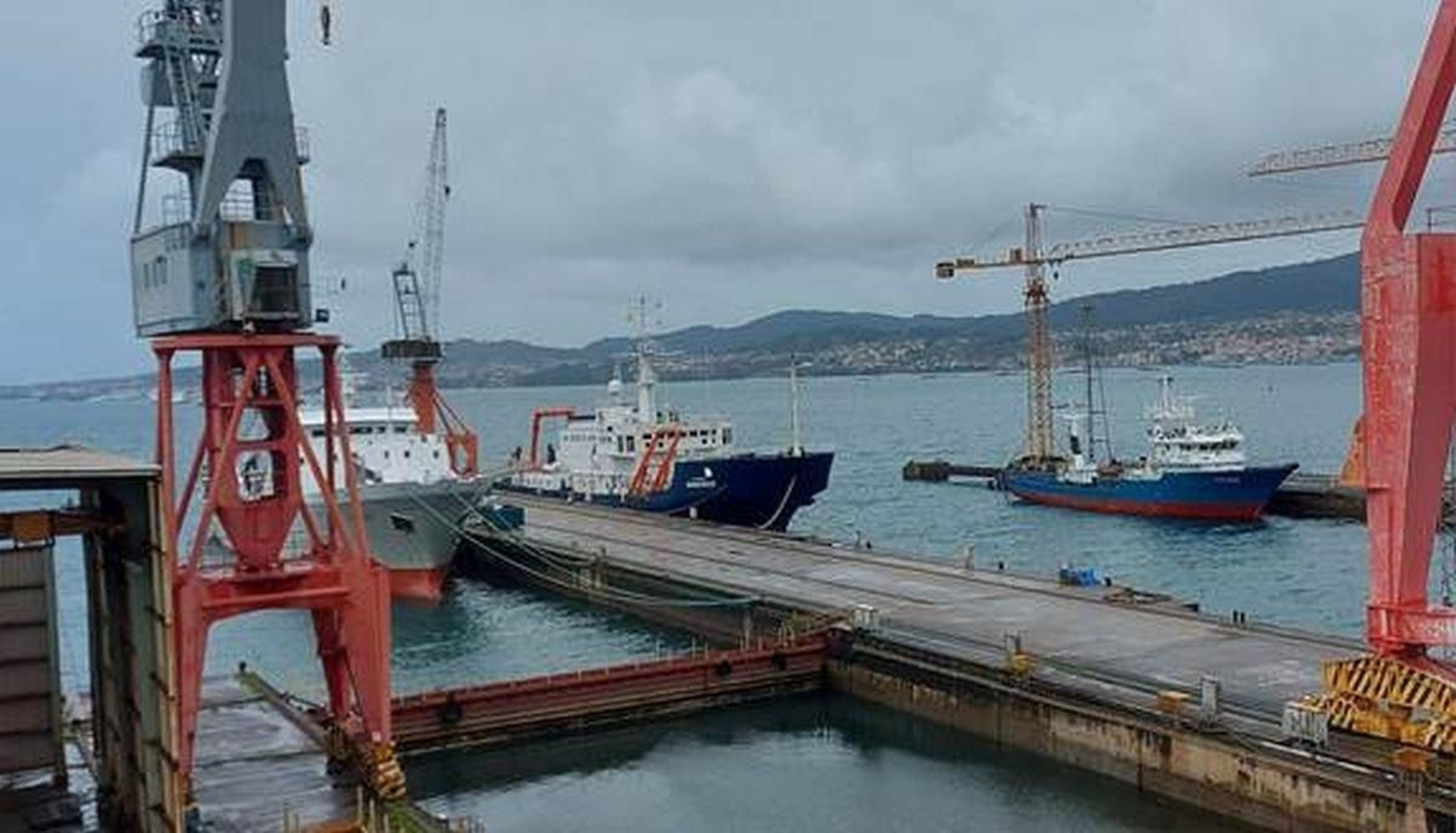 Instalaciones del astillero (antiguo Vulcano) en Teis con barcos para reparar.