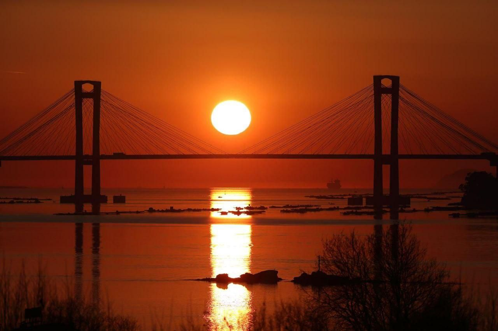 Puesta de sol en el puente de Rande.