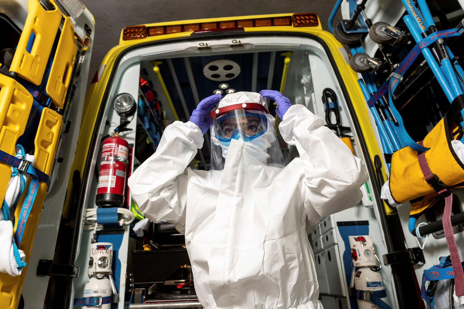 Miembros del equipo sanitarios del Suma realizan el proceso de colocación y retiro de un Epi completo