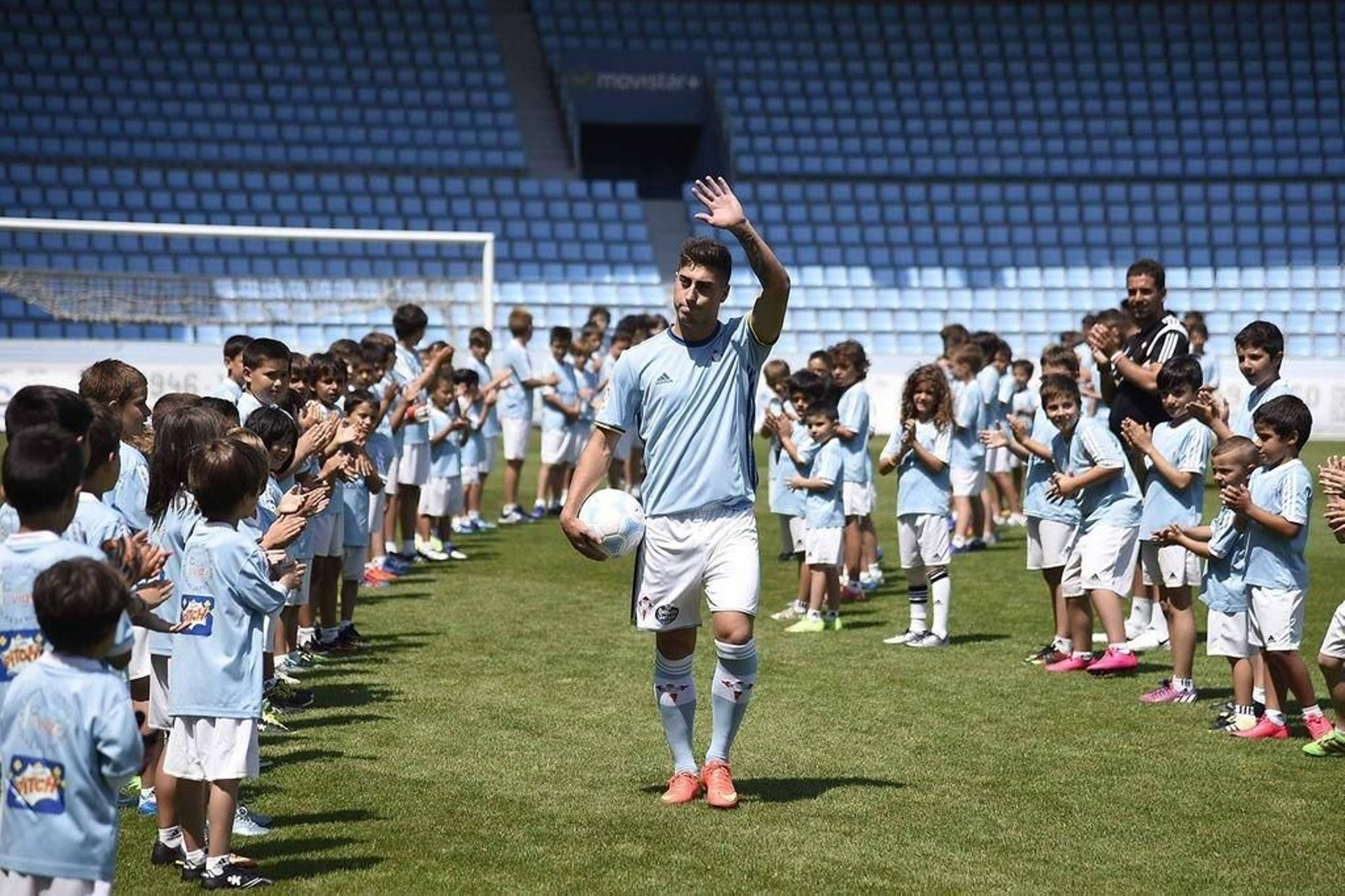 Álvaro Lemos, el día de su presentación con el Celta en el estadio de Balaídos.