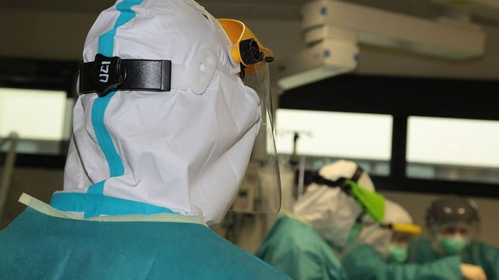 Sanitarios en el interior de la UCI del Cunqueiro.