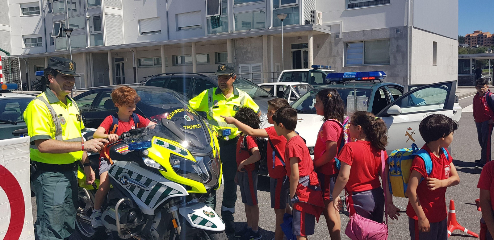 Las exhibiciones son muy llamativas para los pequeños que entran en contacto con la labor de la Guardia Civil.