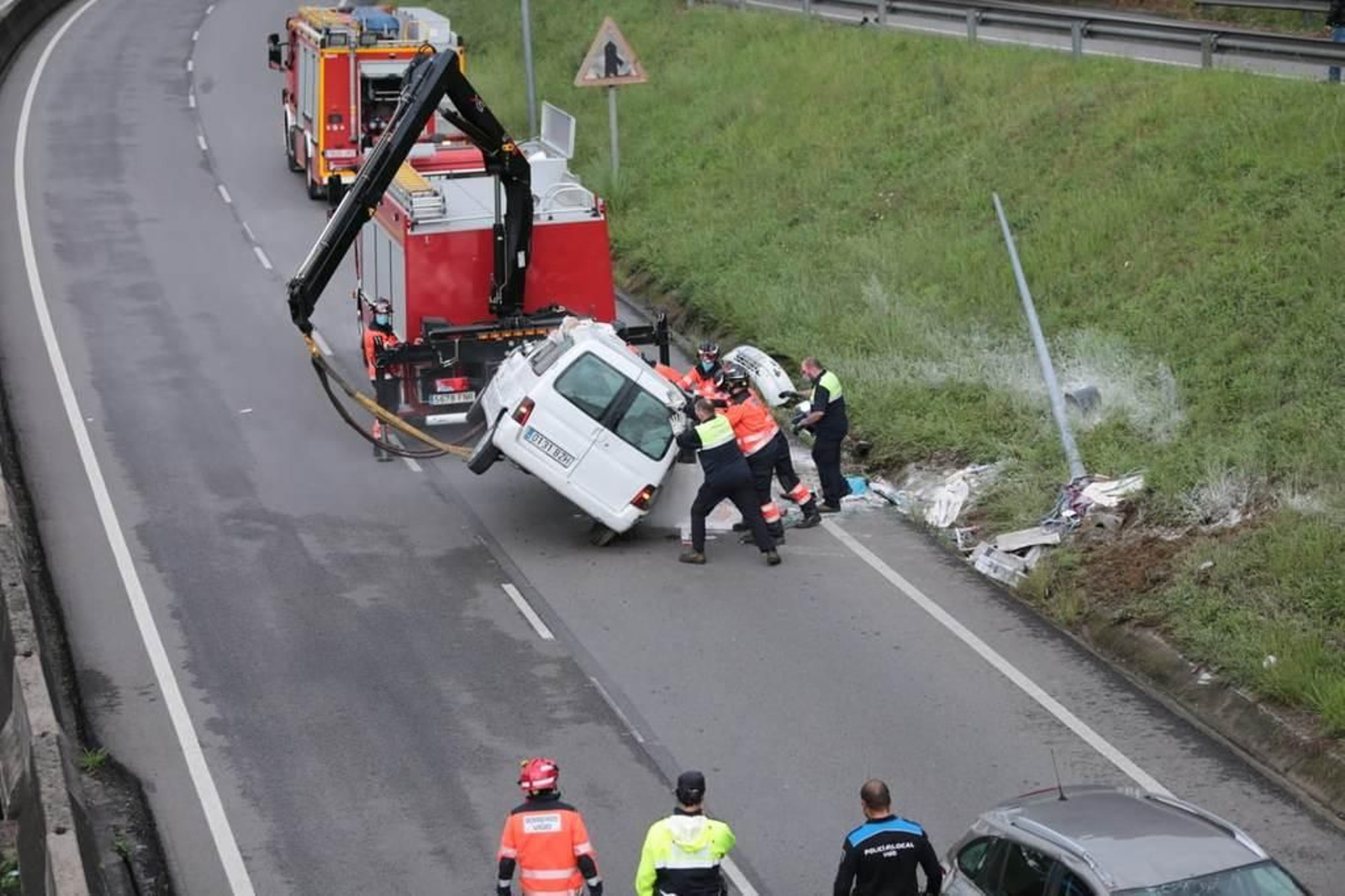 Brutal accidente en el segundo cinturón con el vuelco de dos vehículos 2