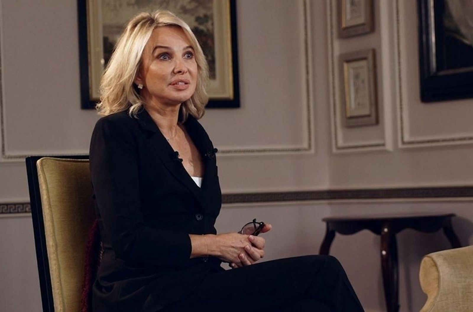 La examiga del rey emérito, Corinna Larsen, durante la entrevista realizada en un hotel de Londres.