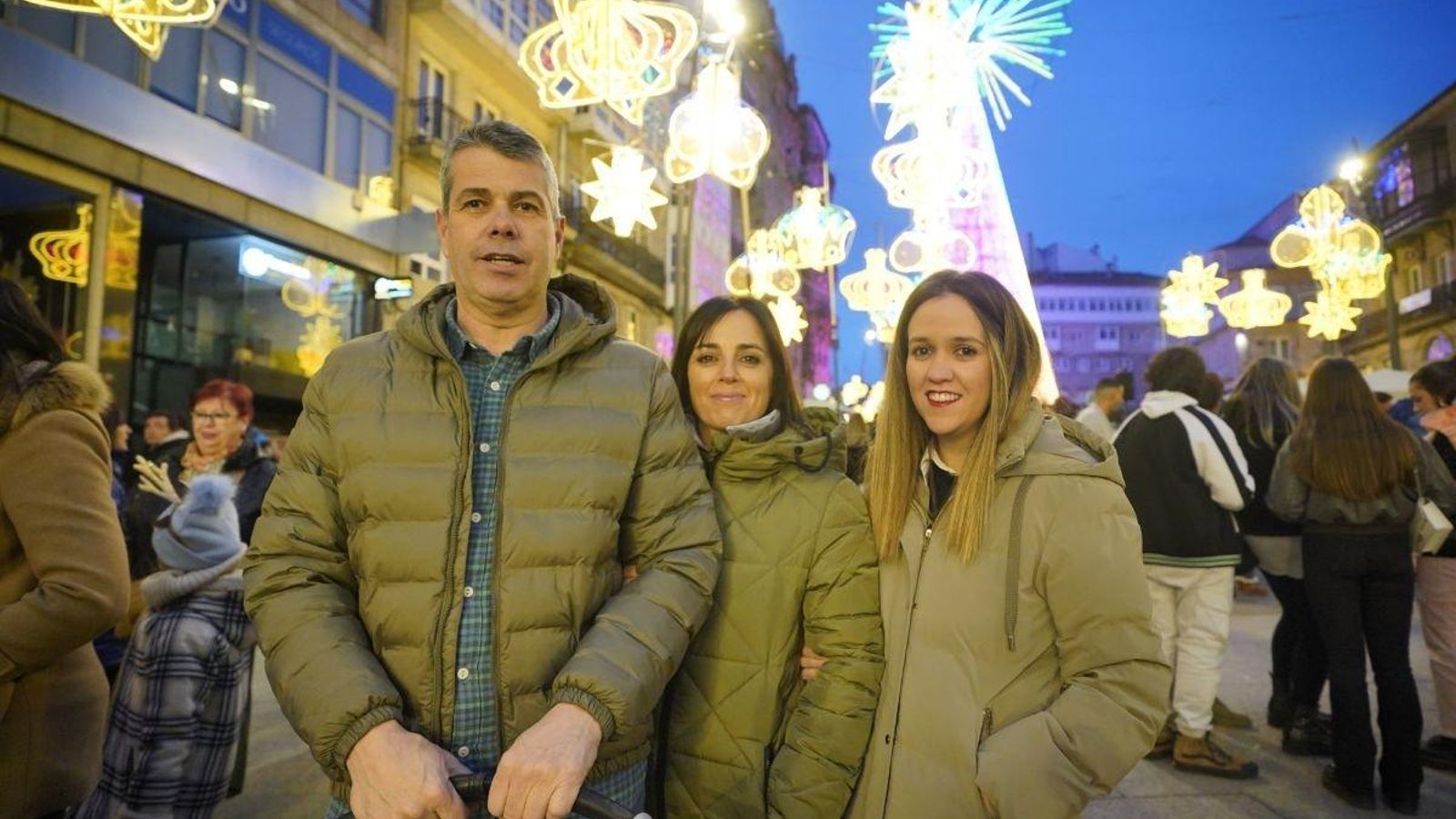 "Nos ha tocado hacer vacaciones de luces, ya vimos las de Oviedo, ahora en las de Vigo y terminaremos en las de Baiona"