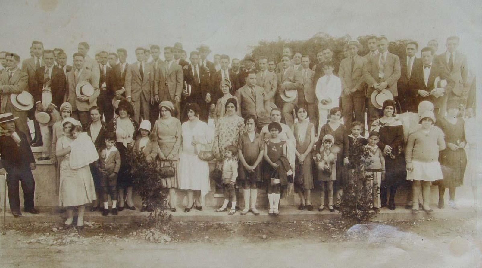 Sociedad de Instrucción Unión Barcalesa, por el engrandecimiento cultural y moral de los hijos de sus parroquias, ca. 1933. Foto: Arquivo da Emigración Galega
