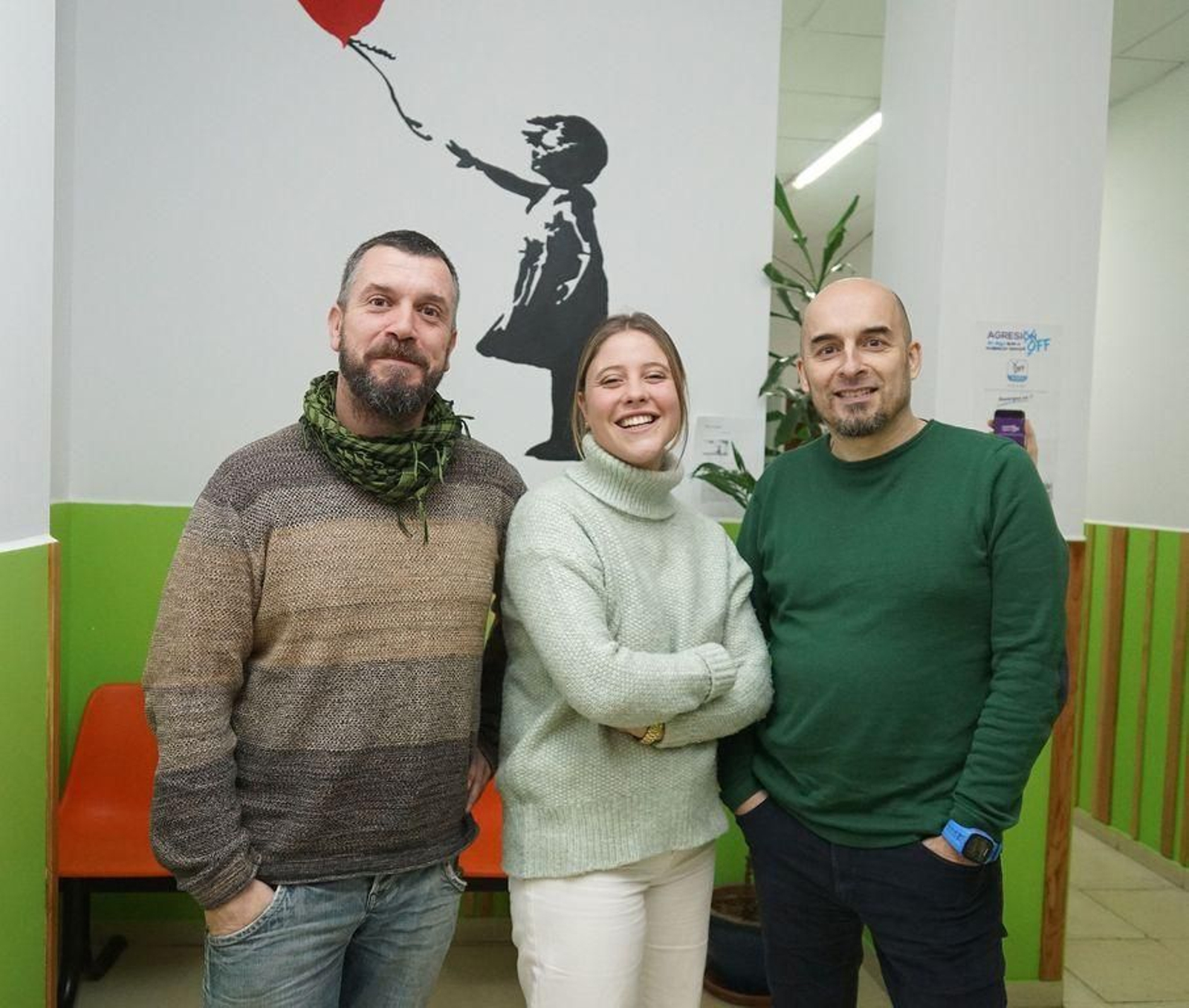 El coordinador, Alfonso López, y el educador Nicolás Domínguez, con otro miembro del equipo.