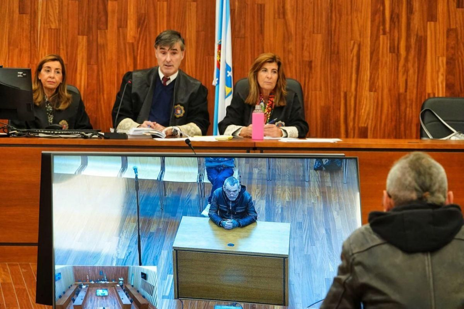 El acusado, ayer, frente al tribunal de la Audiencia, durante la vista por conformidad.