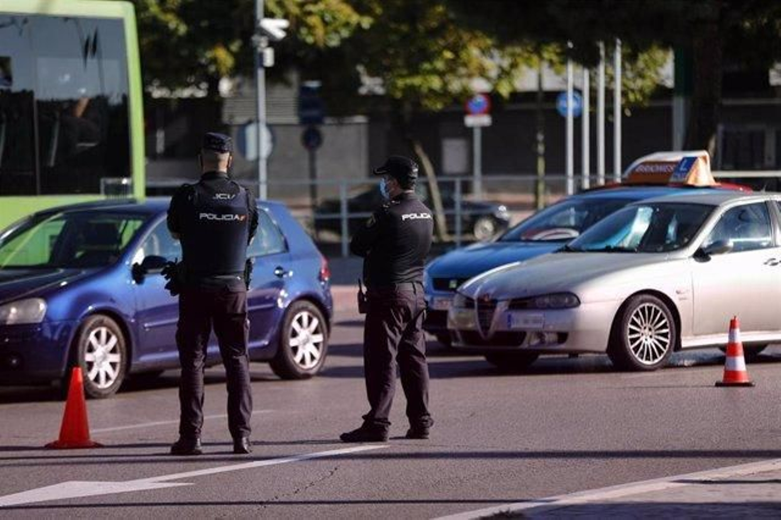 Dos agentes de la Policía Nacional durante un control policial en una calle de Móstoles, Madrid