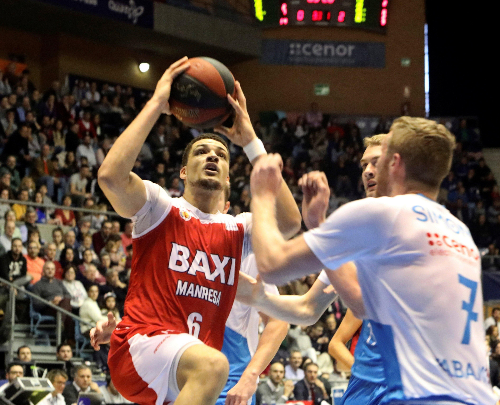 Lundberg entra a canasta ante Simmons, ayer, en el Fontes do Sar.