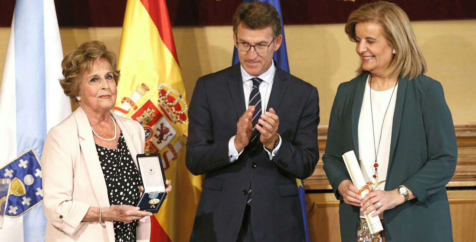 En la imagen, la viuda de Amarelo de Castro recibiendo la medalla de oro de la Emigración