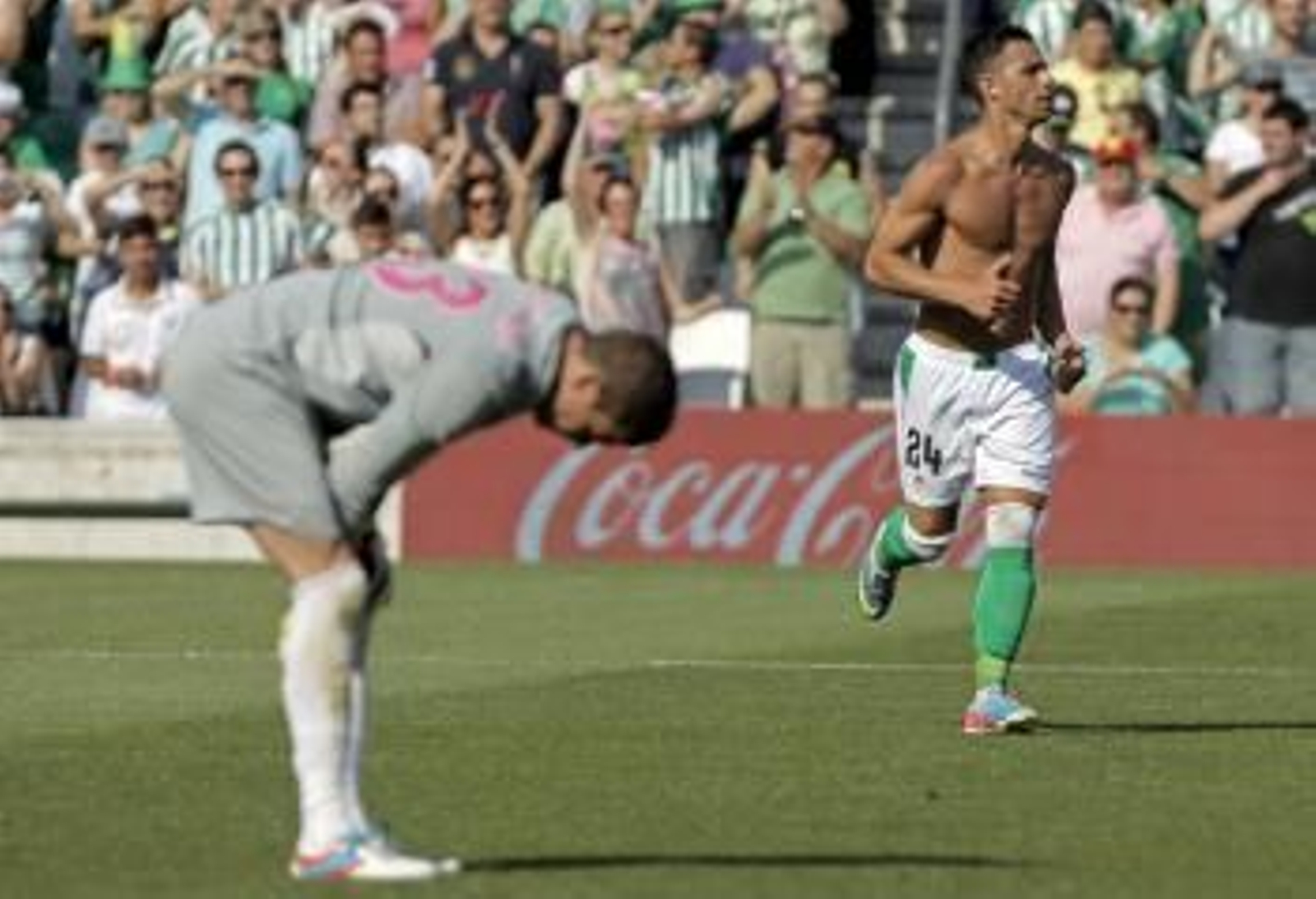 El delantero del Betis Rubén Castro (d), celebra la consecución del primer gol de su equipo en presencia del portero del Celta, Javi Varas (Foto: EFE)