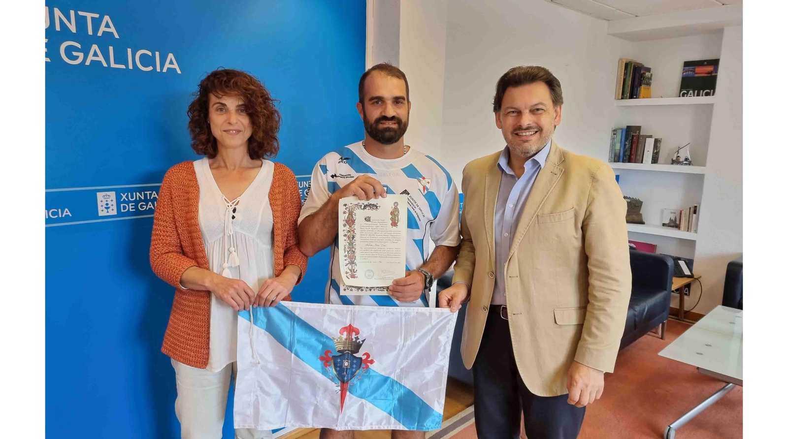 Antonio Rodríguez Miranda, Isabel Martínez Pellicer y André Pires, en la sede de la SXE en la capital de Galicia
