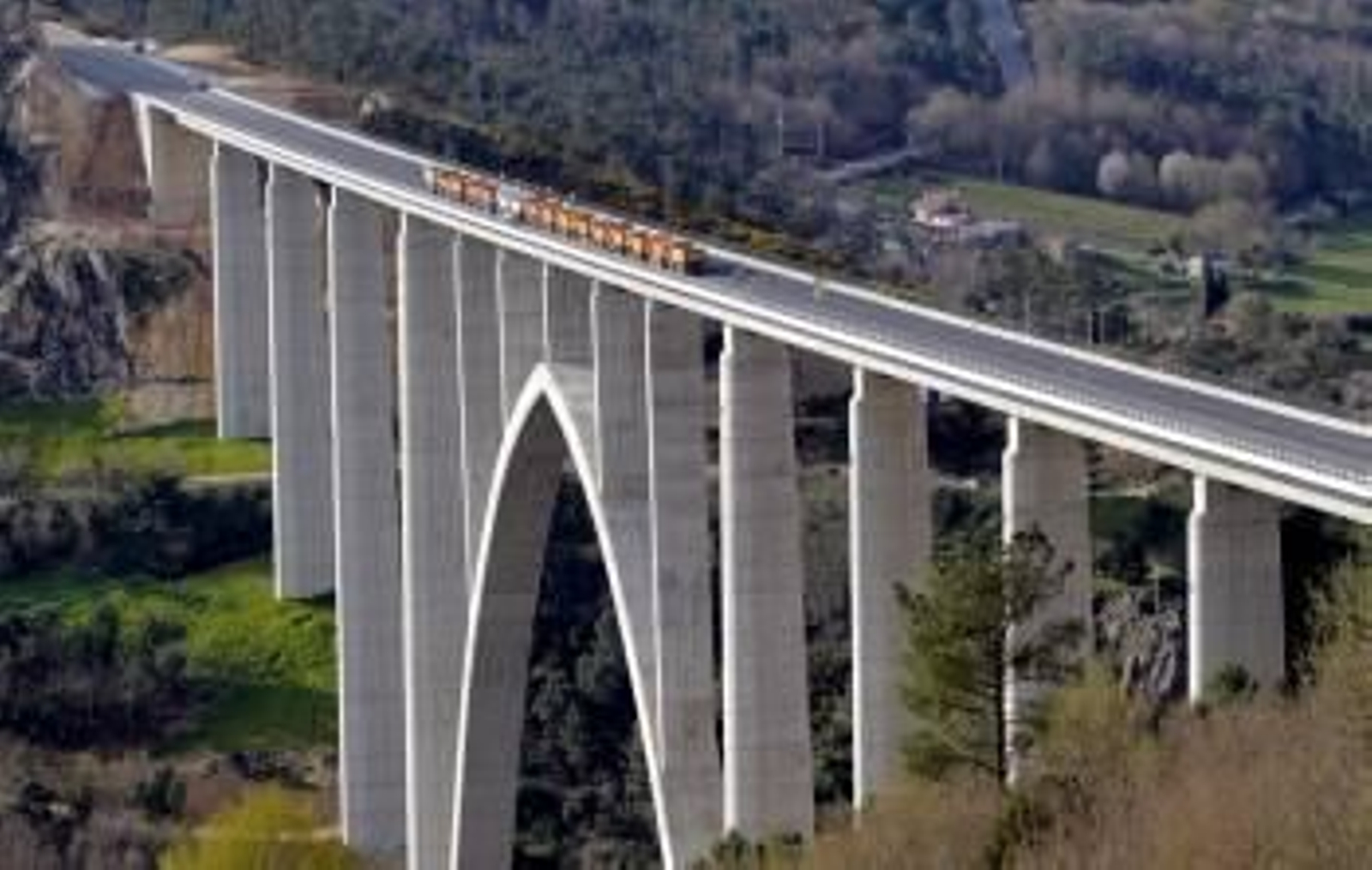 El viaducto del Ulla, durante las pruebas de carga con los 16 camiones. (Foto: CABALAR)