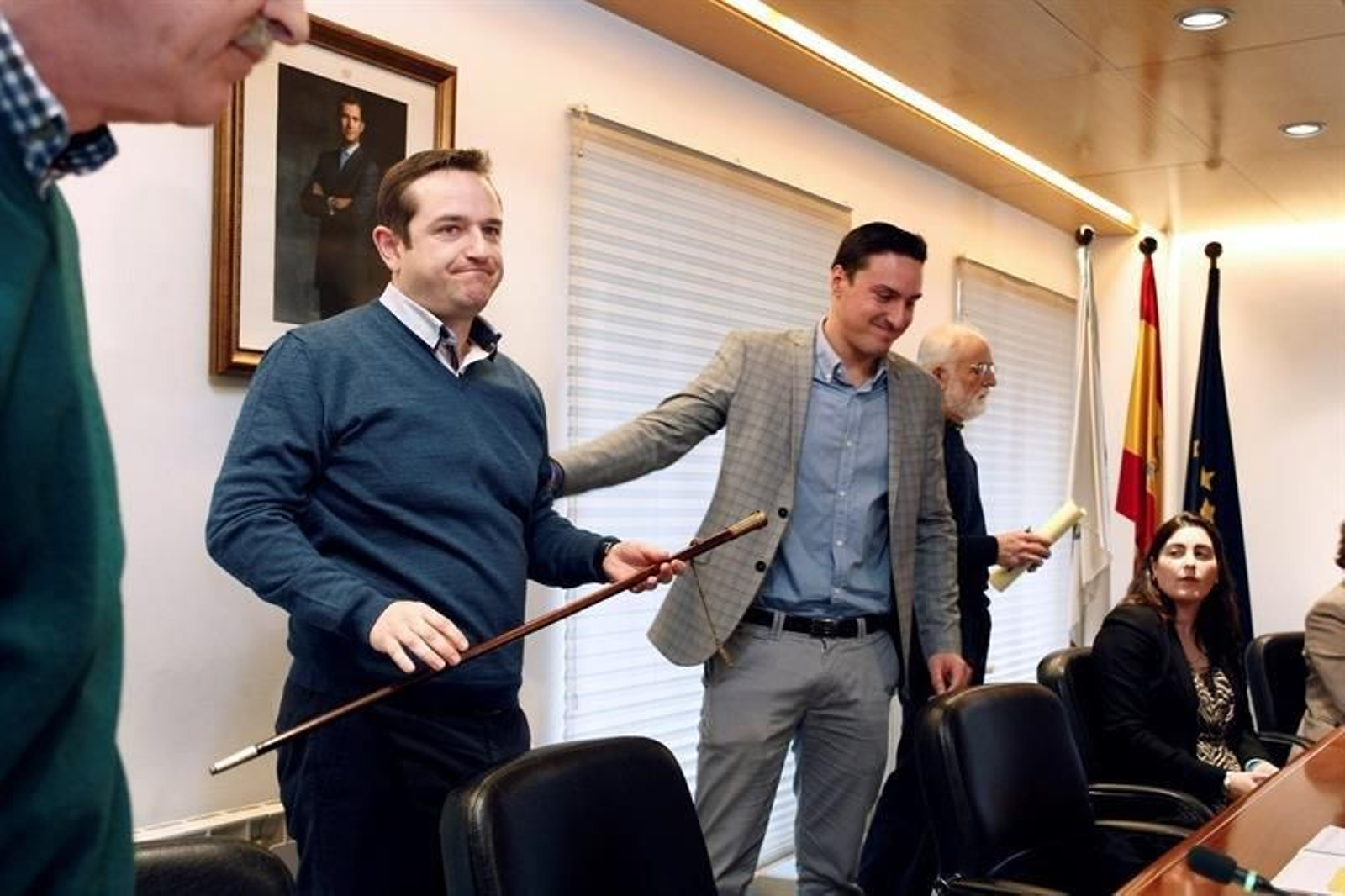 El edil Juan Domingo de Deus (i) (PP) recibe el bastón de mando del municipio coruñés de Mugardos