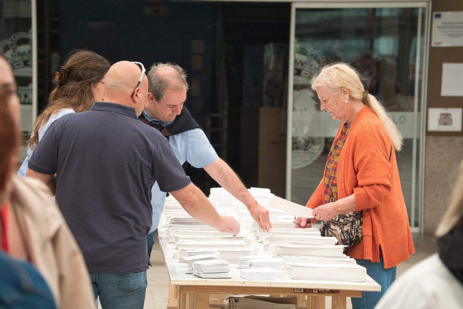 Ciudadanos de Vigo acudieron a votar en las elecciones europeas.