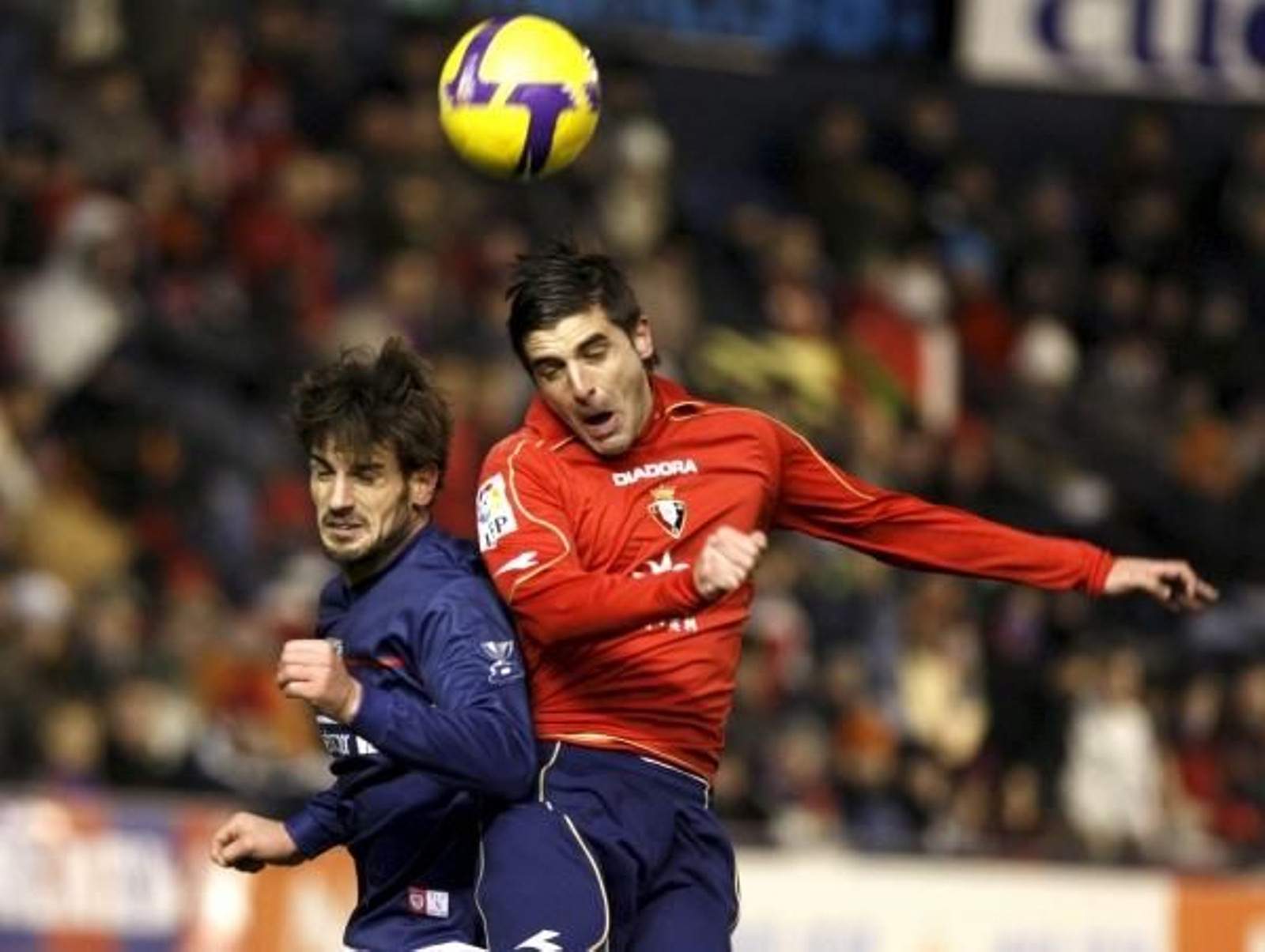 Javier Portillo y Aitor Ocio luchan por un balón en el Osasuna-Athletic. (Foto: Jesús Diges)
