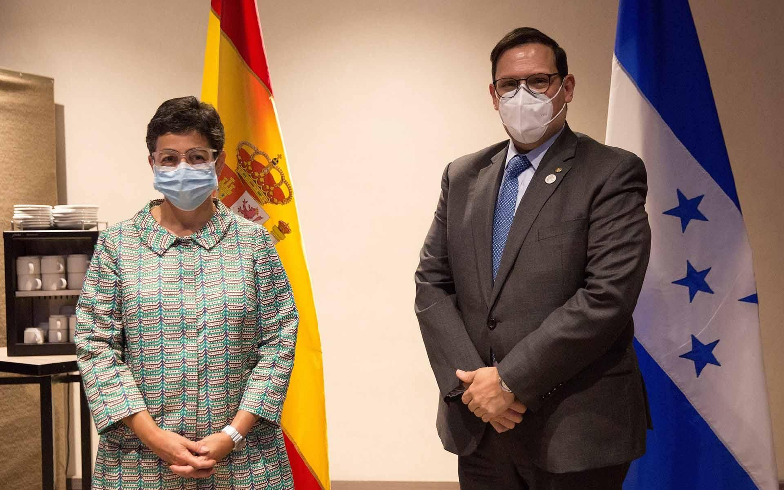 La ministra de Asuntos Exteriores de España, Arancha Gonzalez Laya, en Santo Domingo con el ministro de Asuntos Exteriores de Honduras, Lisandro Rosales. EFE/ STR