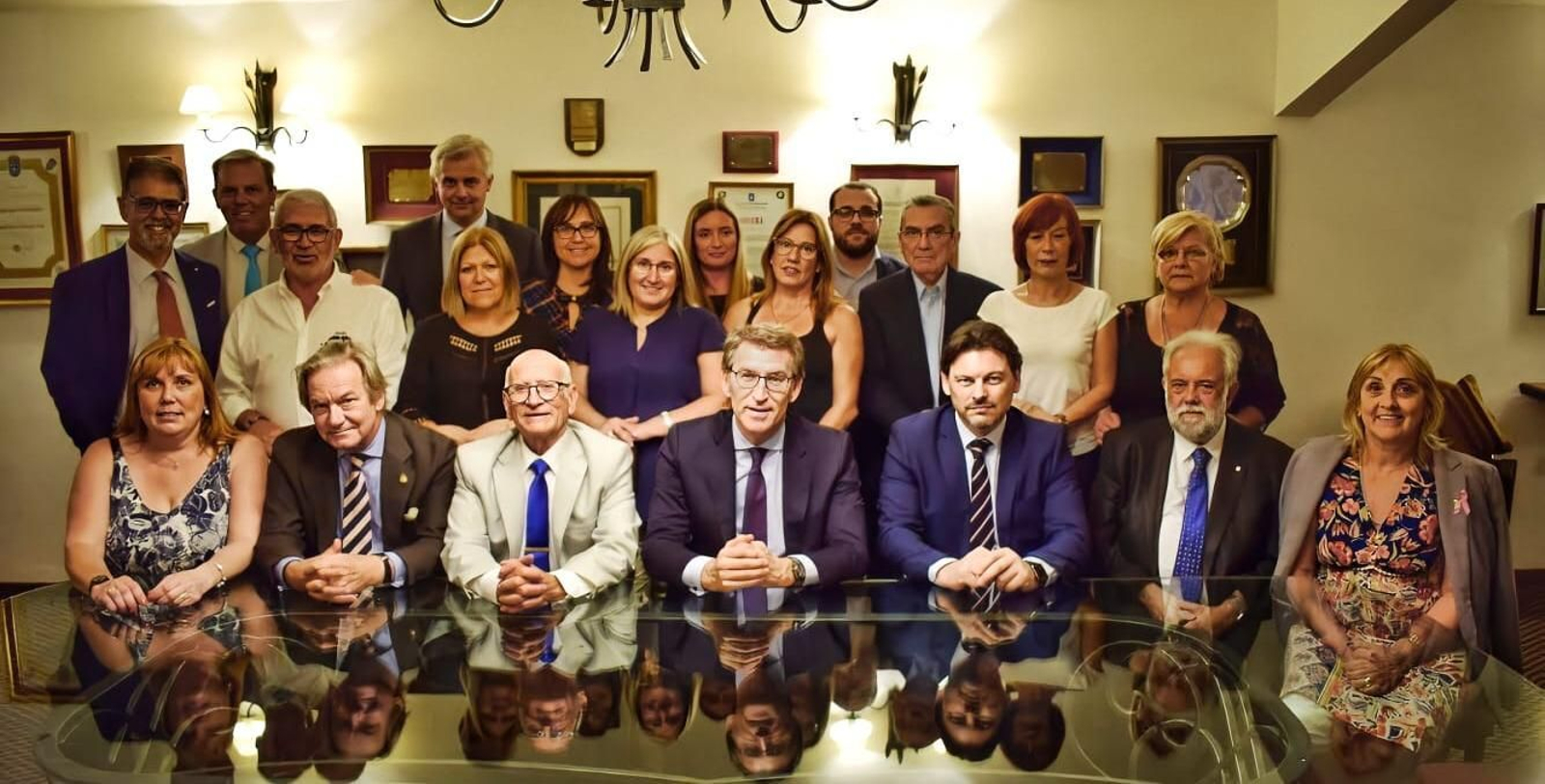 En la foto de archivo, el presidente de la Xunta de Galicia, Alberto Núñez Feijóo, con los presidentes y presidentas de entidades gallegas en el Uruguay