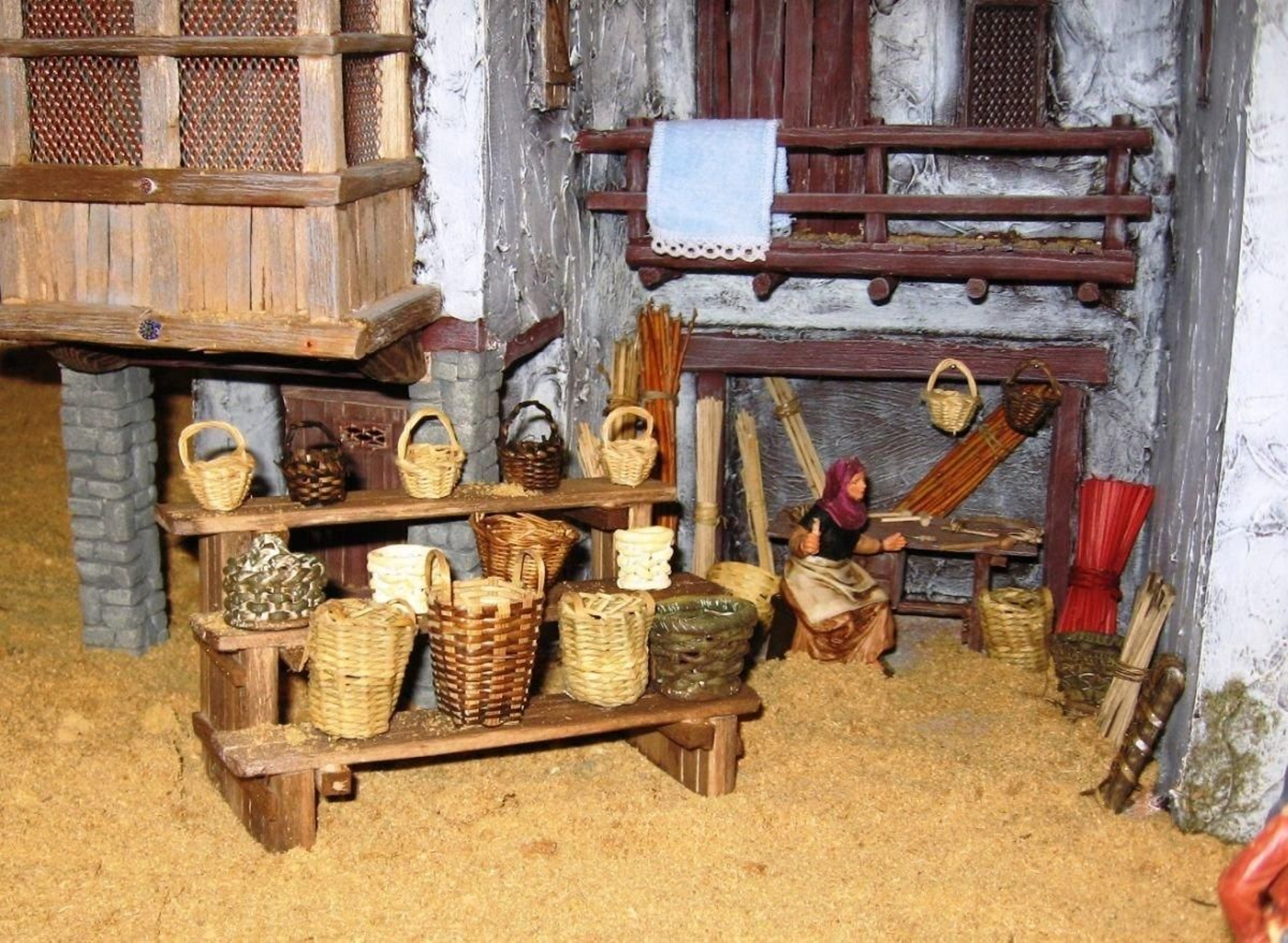 El Belén de Herville. al que no le falta detalle,  suele recrear oficios como en esta foto el de ‘cesteiro’.